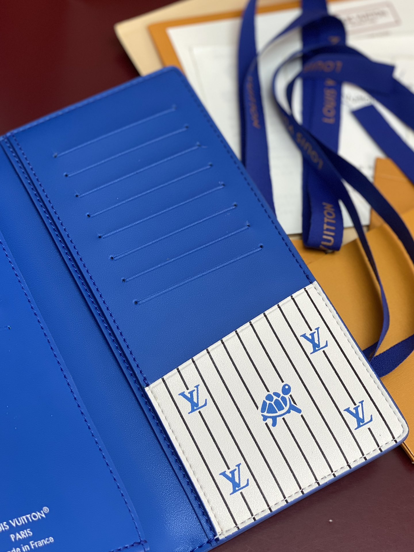 M25800 蓝色！🐢 水波纹长夹！Brazza 钱夹含有多个信用卡槽和纸币个隔层 非常实用 优雅柔软的