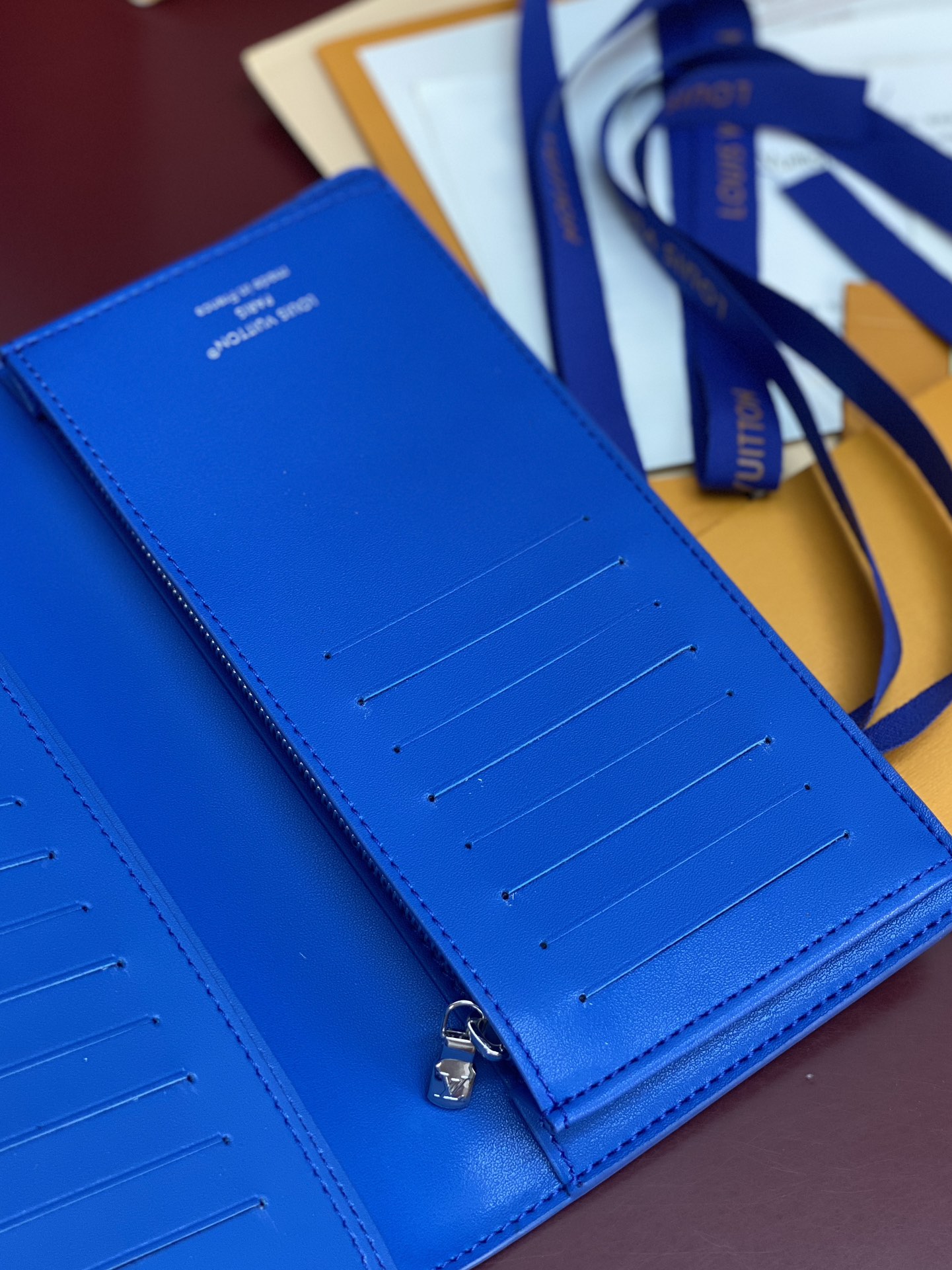 M25800 蓝色！🐢 水波纹长夹！Brazza 钱夹含有多个信用卡槽和纸币个隔层 非常实用 优雅柔软的