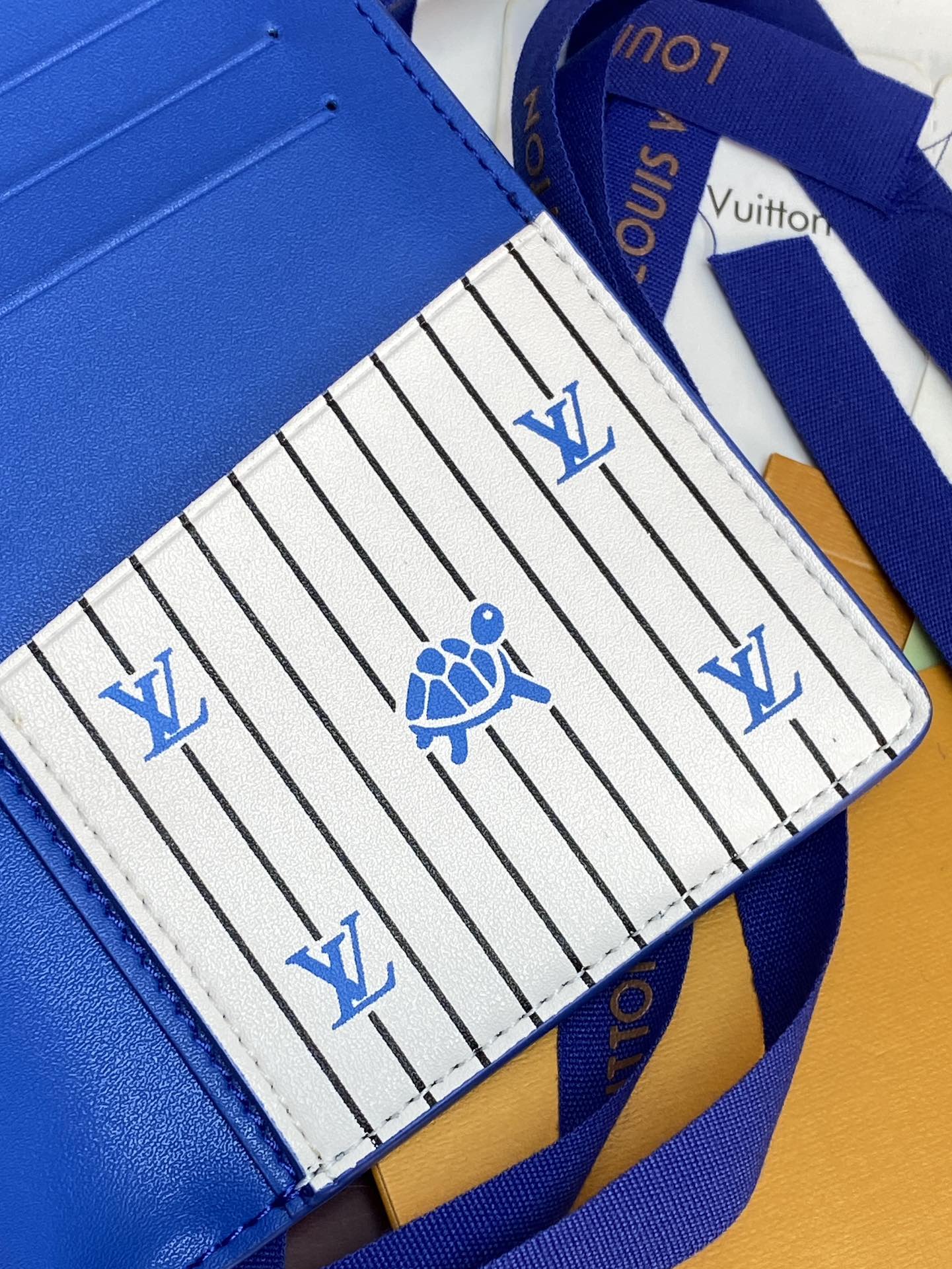 M25800 蓝色！🐢 水波纹长夹！Brazza 钱夹含有多个信用卡槽和纸币个隔层 非常实用 优雅柔软的