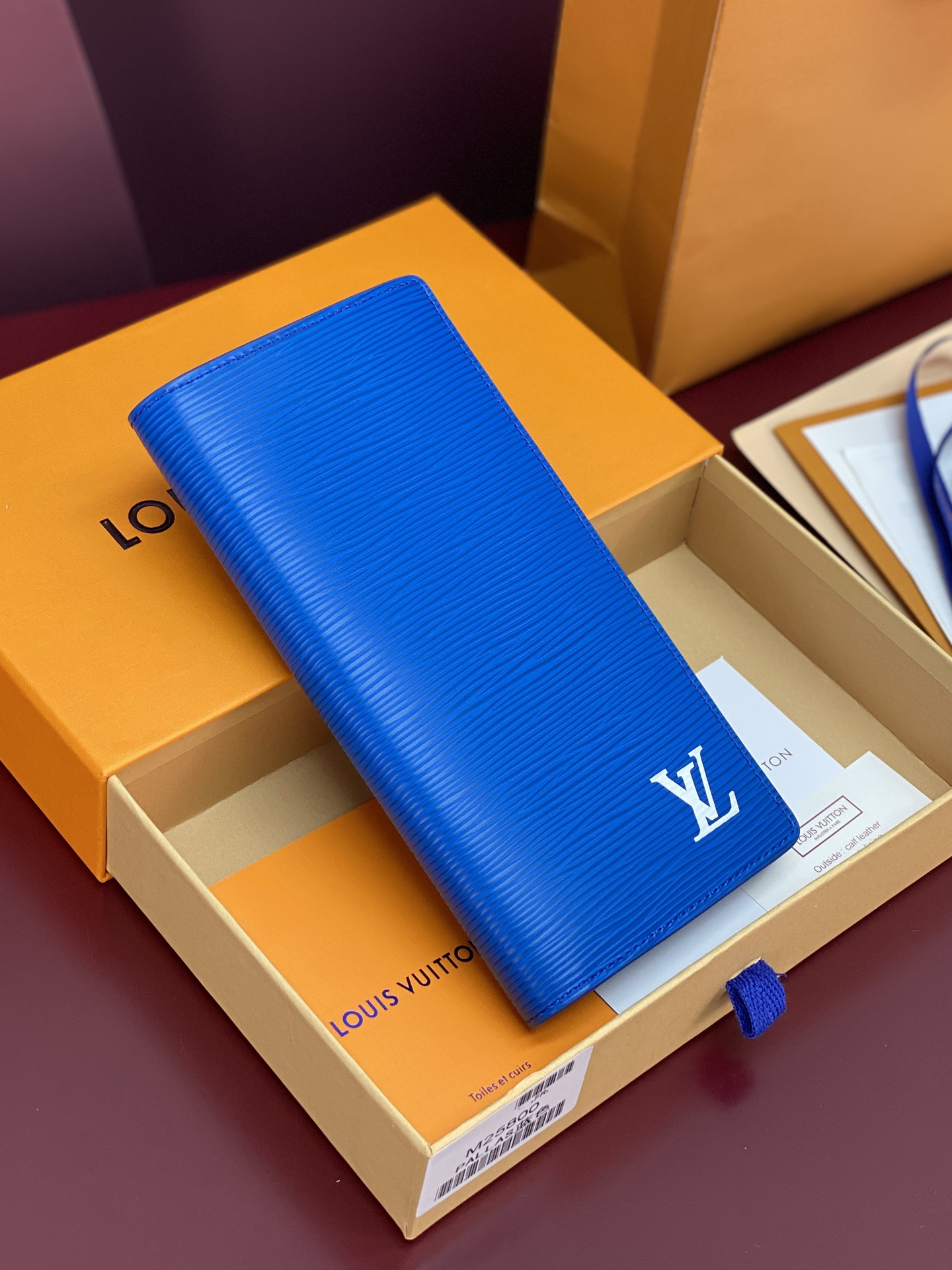 M25800 蓝色！🐢 水波纹长夹！Brazza 钱夹含有多个信用卡槽和纸币个隔层 非常实用 优雅柔软的