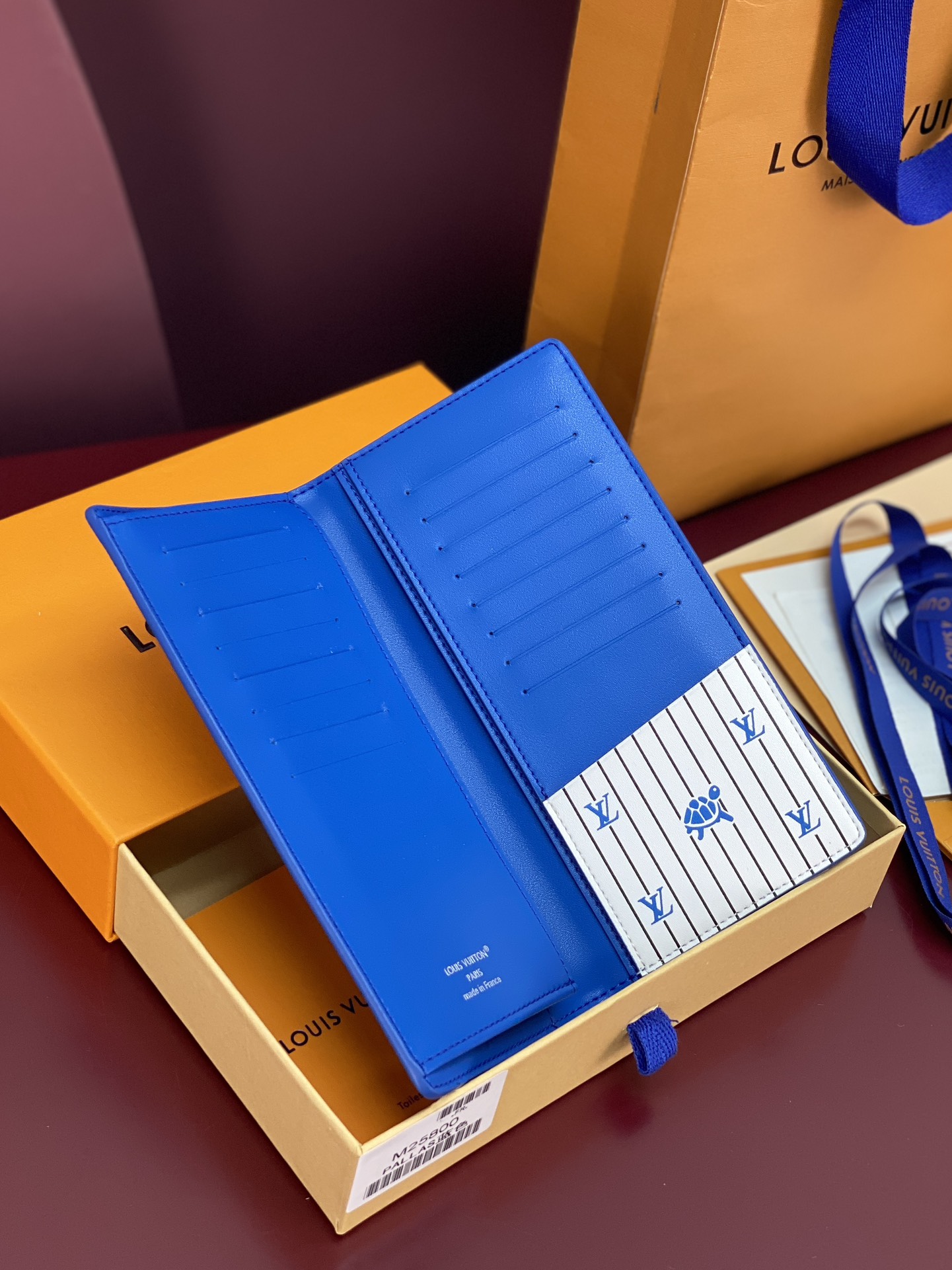 M25800 蓝色！🐢 水波纹长夹！Brazza 钱夹含有多个信用卡槽和纸币个隔层 非常实用 优雅柔软的