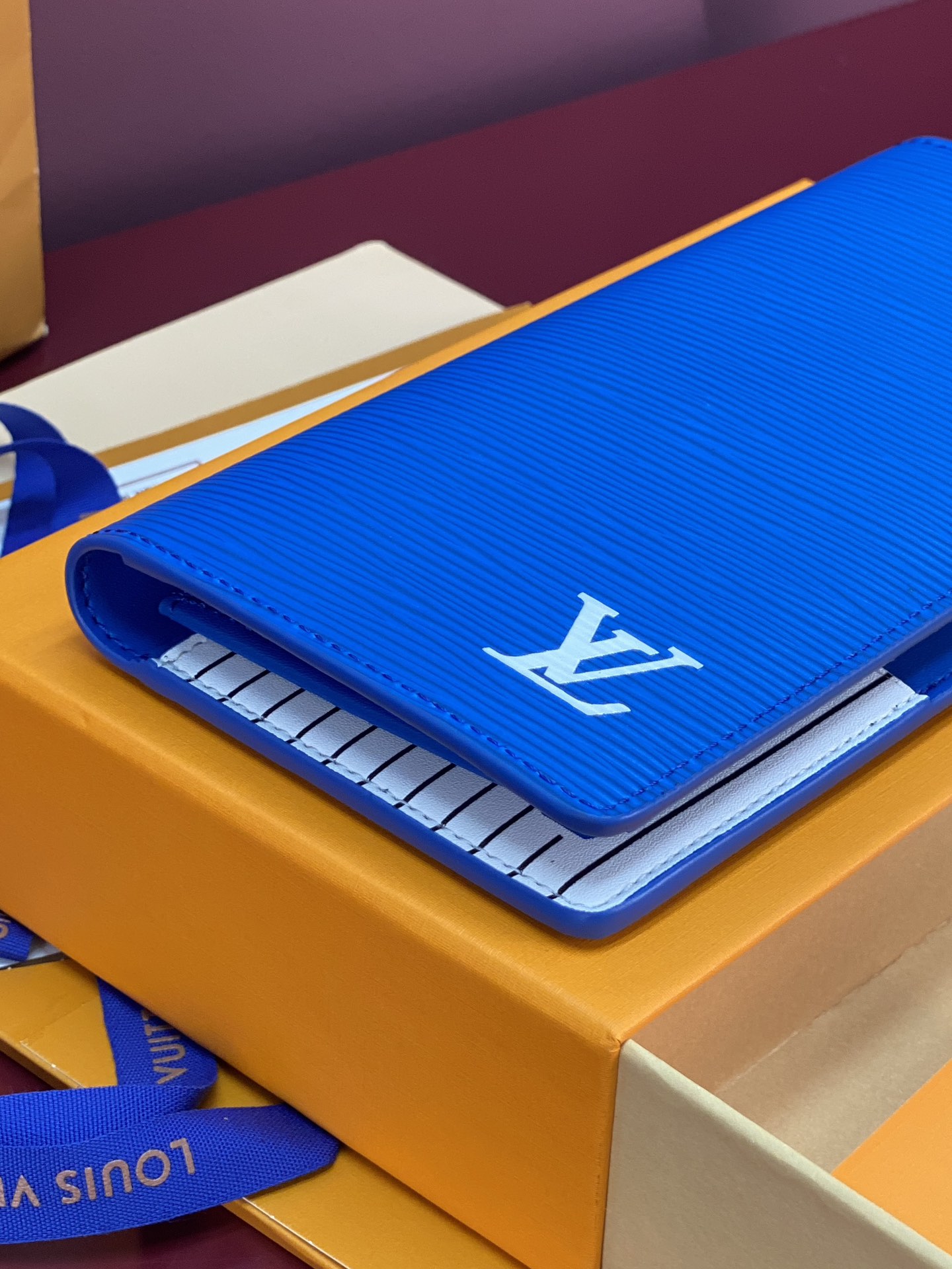 M25800 蓝色！🐢 水波纹长夹！Brazza 钱夹含有多个信用卡槽和纸币个隔层 非常实用 优雅柔软的