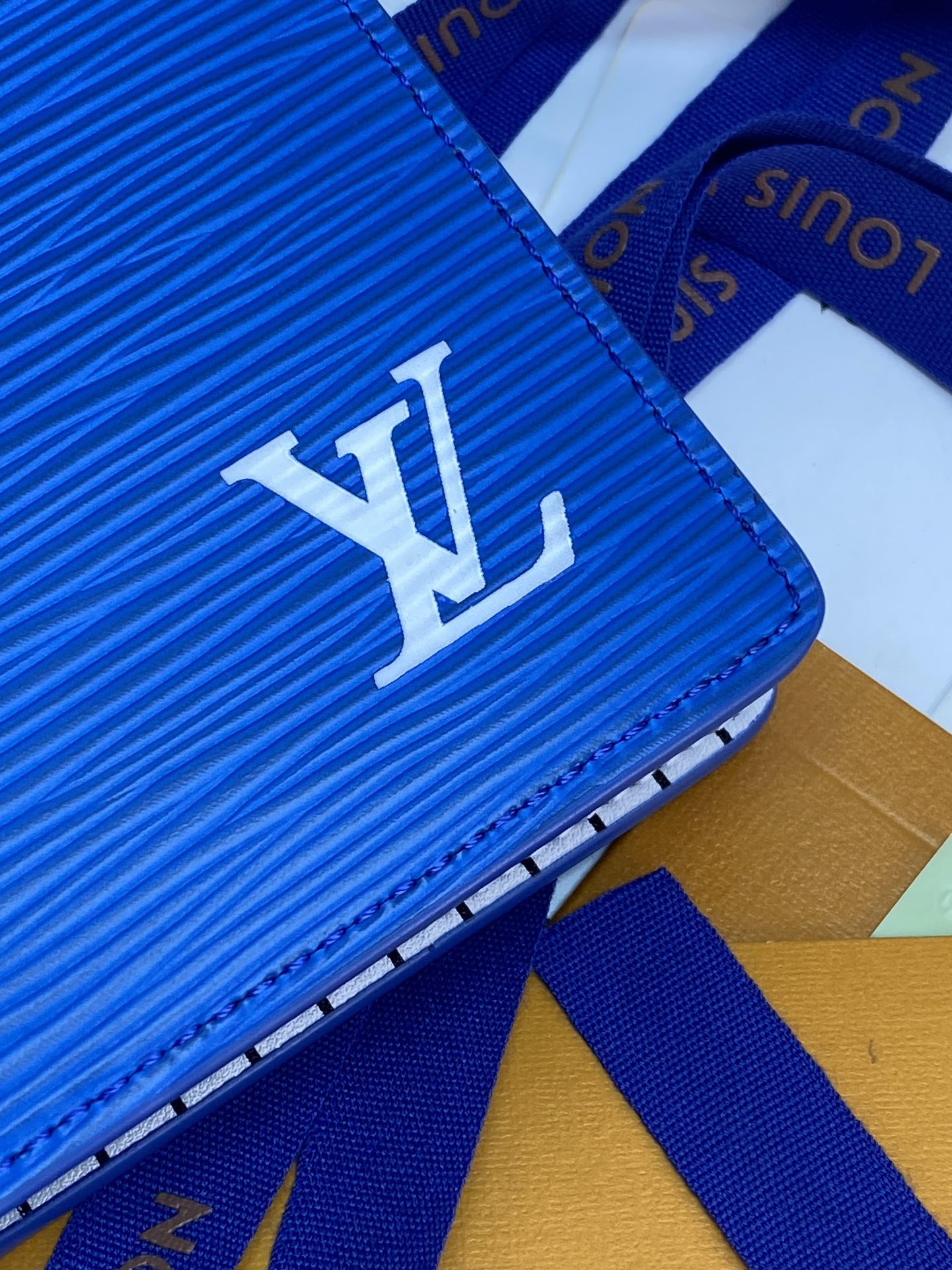 M25800 蓝色！🐢 水波纹长夹！Brazza 钱夹含有多个信用卡槽和纸币个隔层 非常实用 优雅柔软的