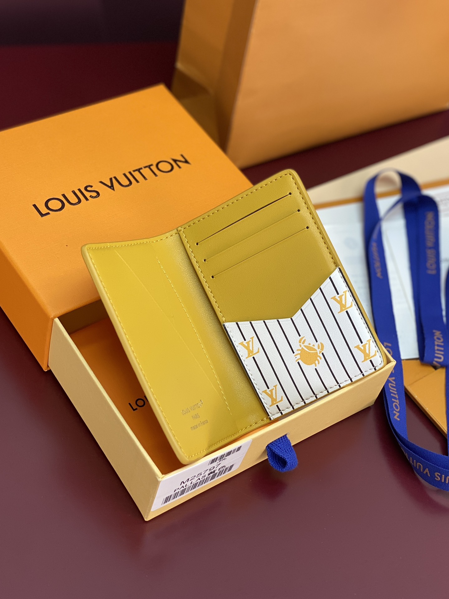 M25797 黄色！🦀口袋钱夹、本款口袋钱夹为粒面 Epi 皮革浸染明快色彩，其细腻压纹兼顾艺术美感和坚