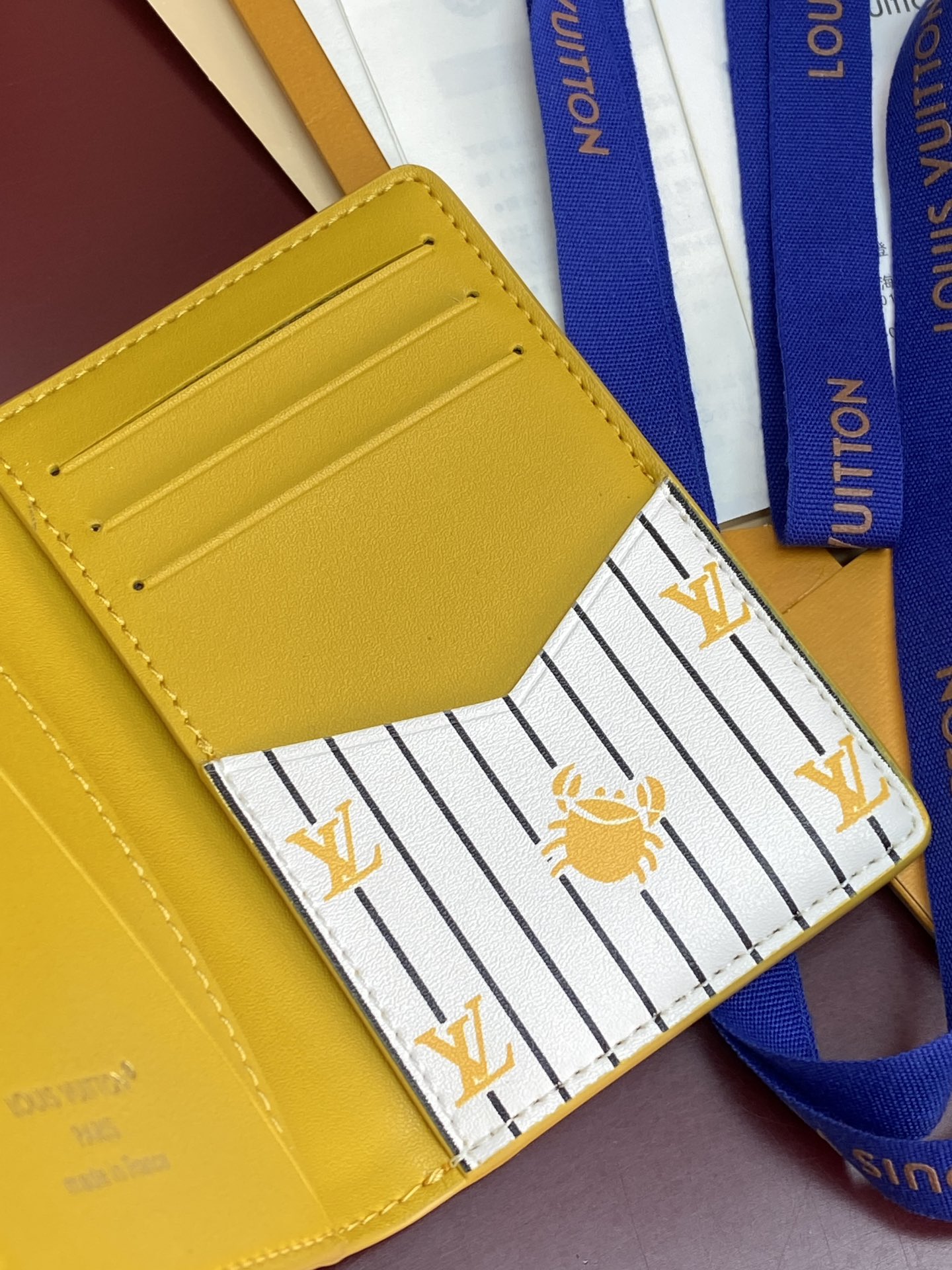 M25797 黄色！🦀口袋钱夹、本款口袋钱夹为粒面 Epi 皮革浸染明快色彩，其细腻压纹兼顾艺术美感和坚