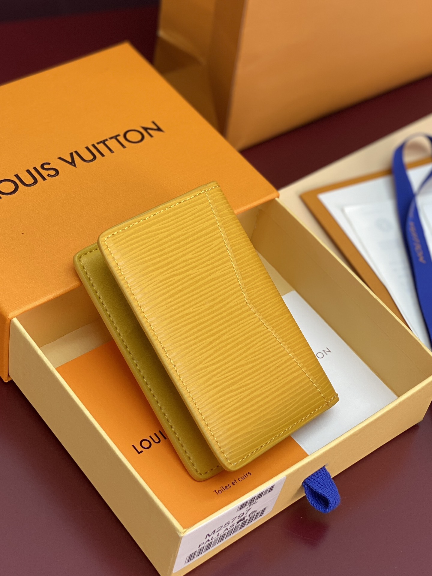 M25797 黄色！🦀口袋钱夹、本款口袋钱夹为粒面 Epi 皮革浸染明快色彩，其细腻压纹兼顾艺术美感和坚