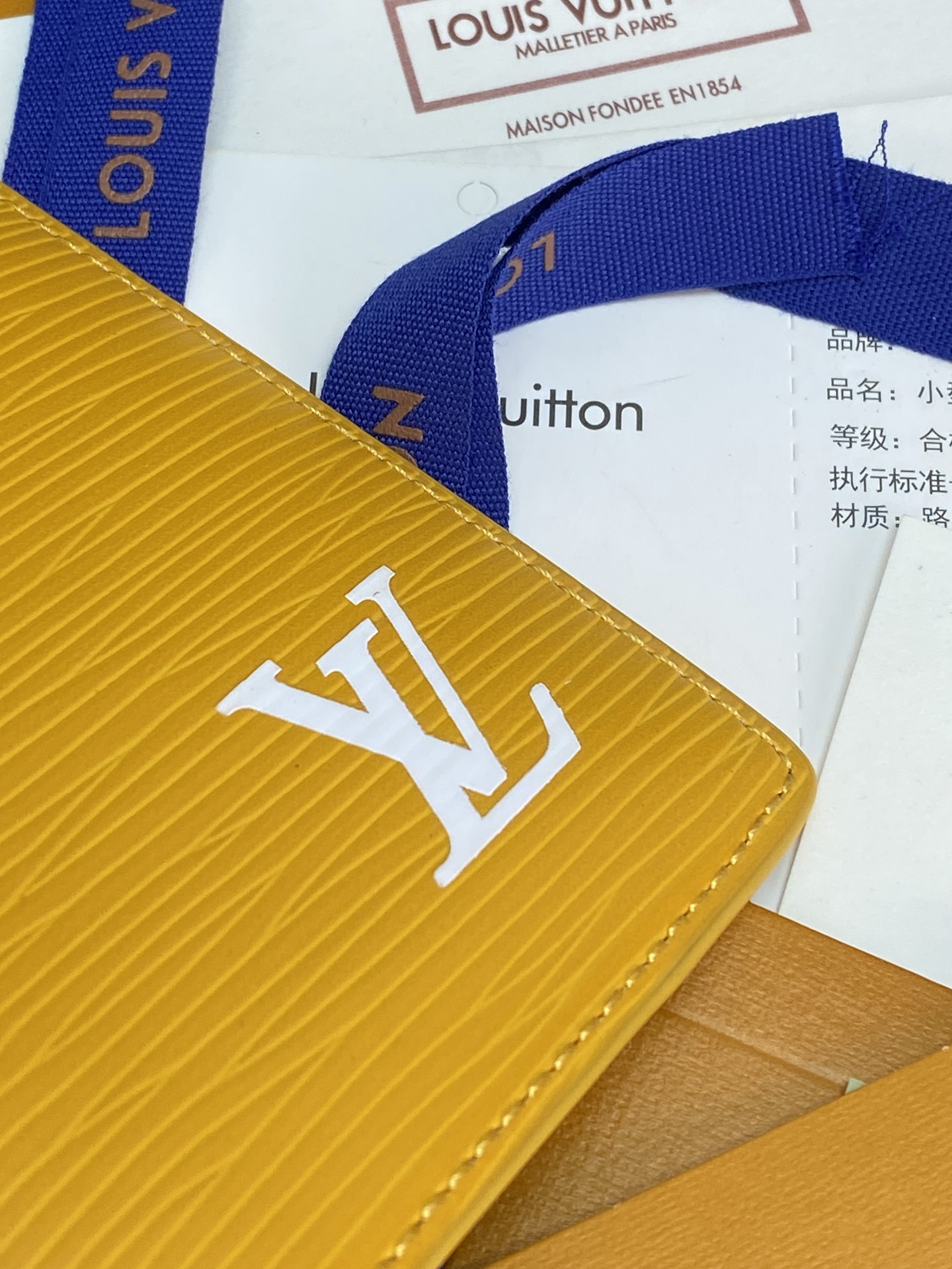 M25797 黄色！🦀口袋钱夹、本款口袋钱夹为粒面 Epi 皮革浸染明快色彩，其细腻压纹兼顾艺术美感和坚