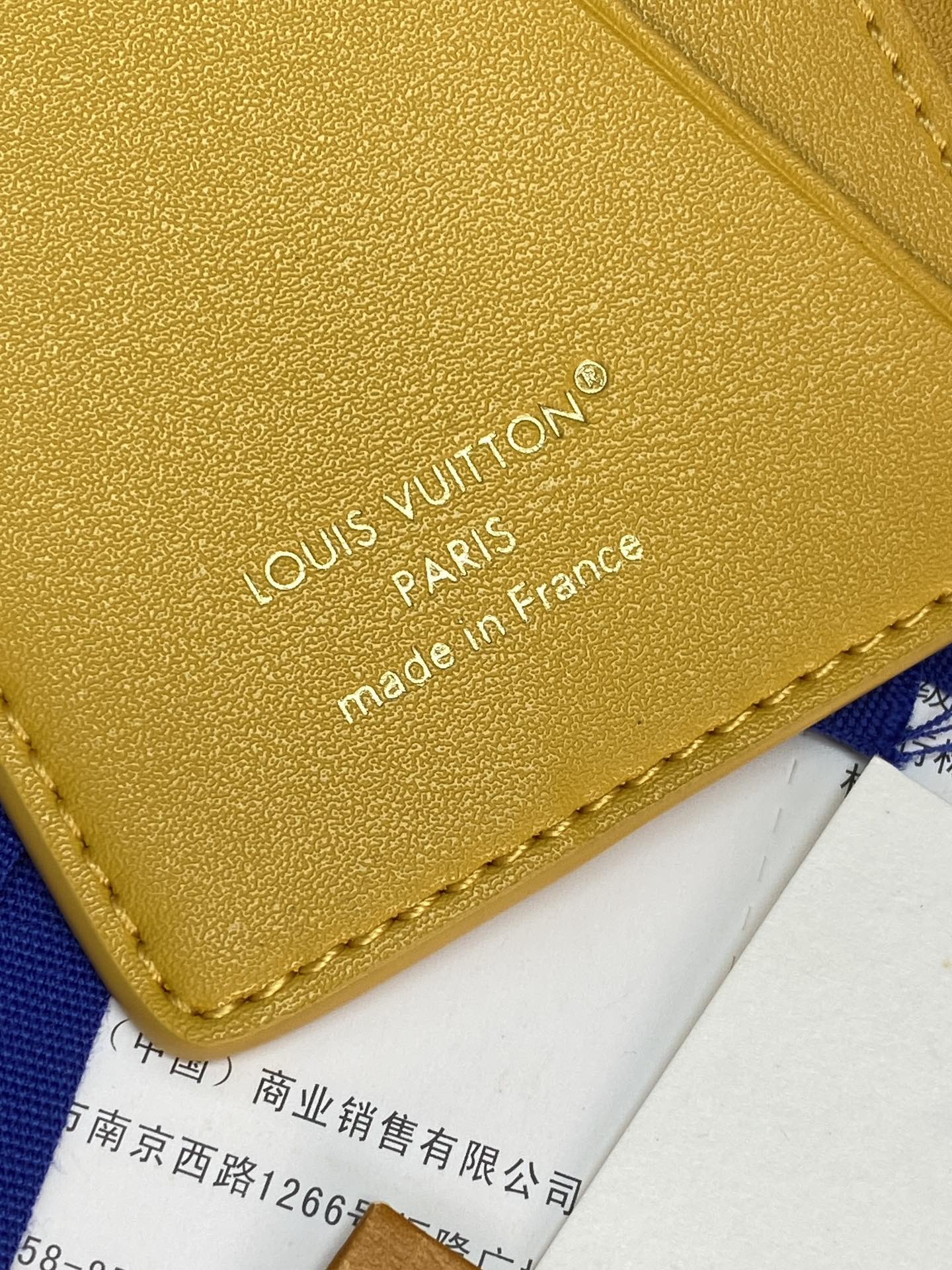 M25797 黄色！🦀口袋钱夹、本款口袋钱夹为粒面 Epi 皮革浸染明快色彩，其细腻压纹兼顾艺术美感和坚