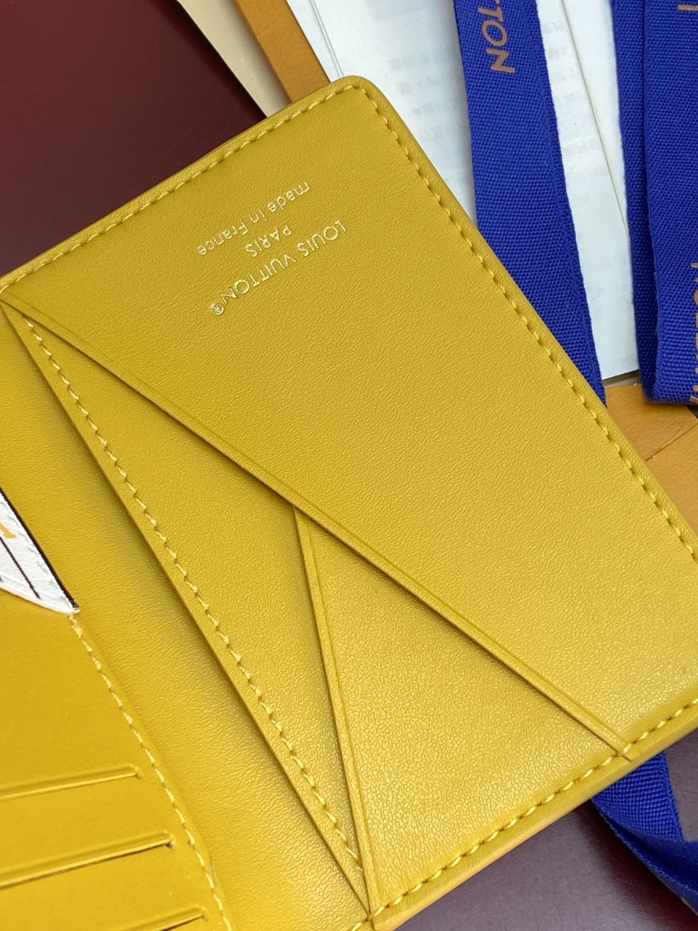 M25797 黄色！🦀口袋钱夹、本款口袋钱夹为粒面 Epi 皮革浸染明快色彩，其细腻压纹兼顾艺术美感和坚