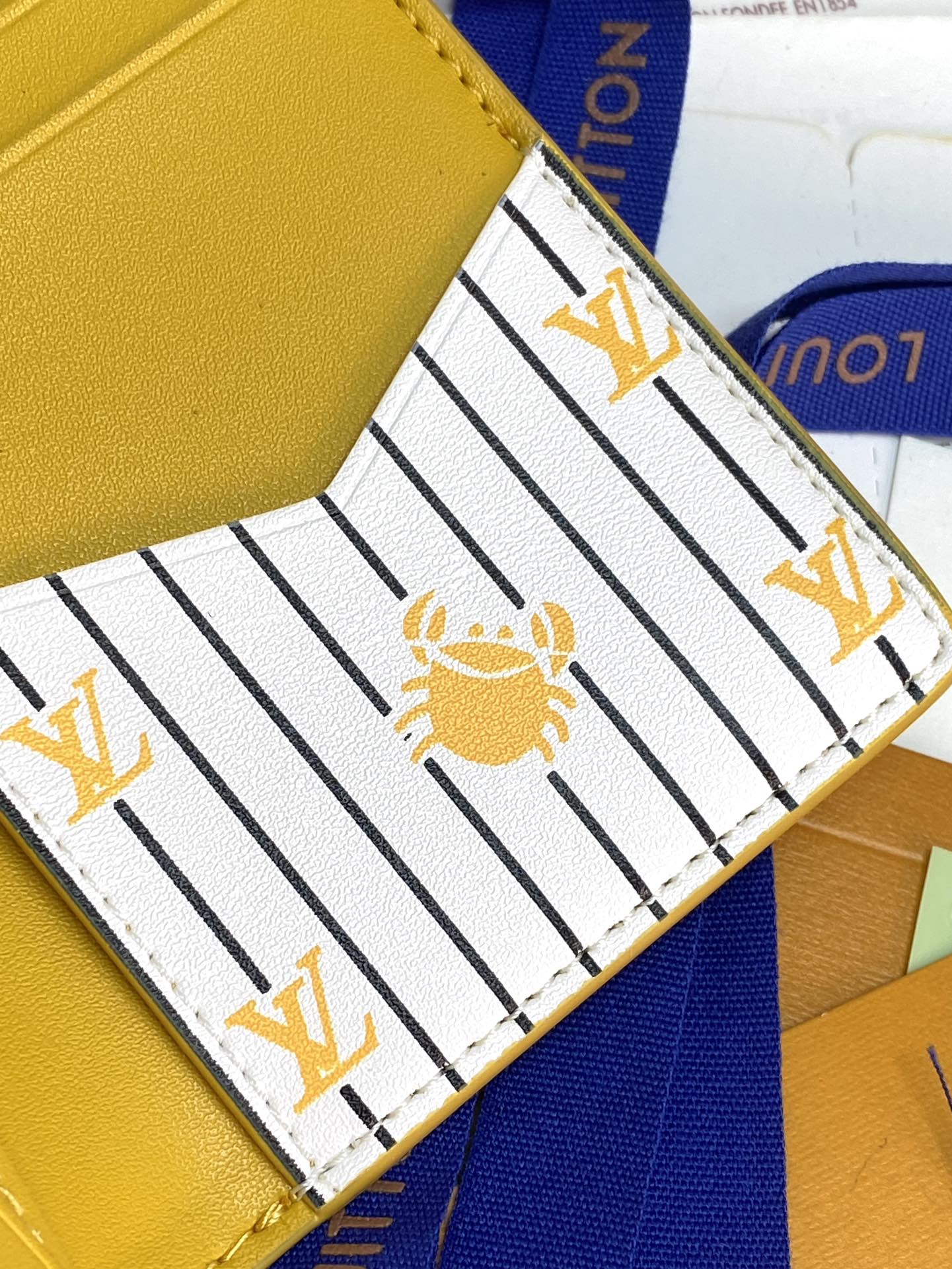 M25797 黄色！🦀口袋钱夹、本款口袋钱夹为粒面 Epi 皮革浸染明快色彩，其细腻压纹兼顾艺术美感和坚