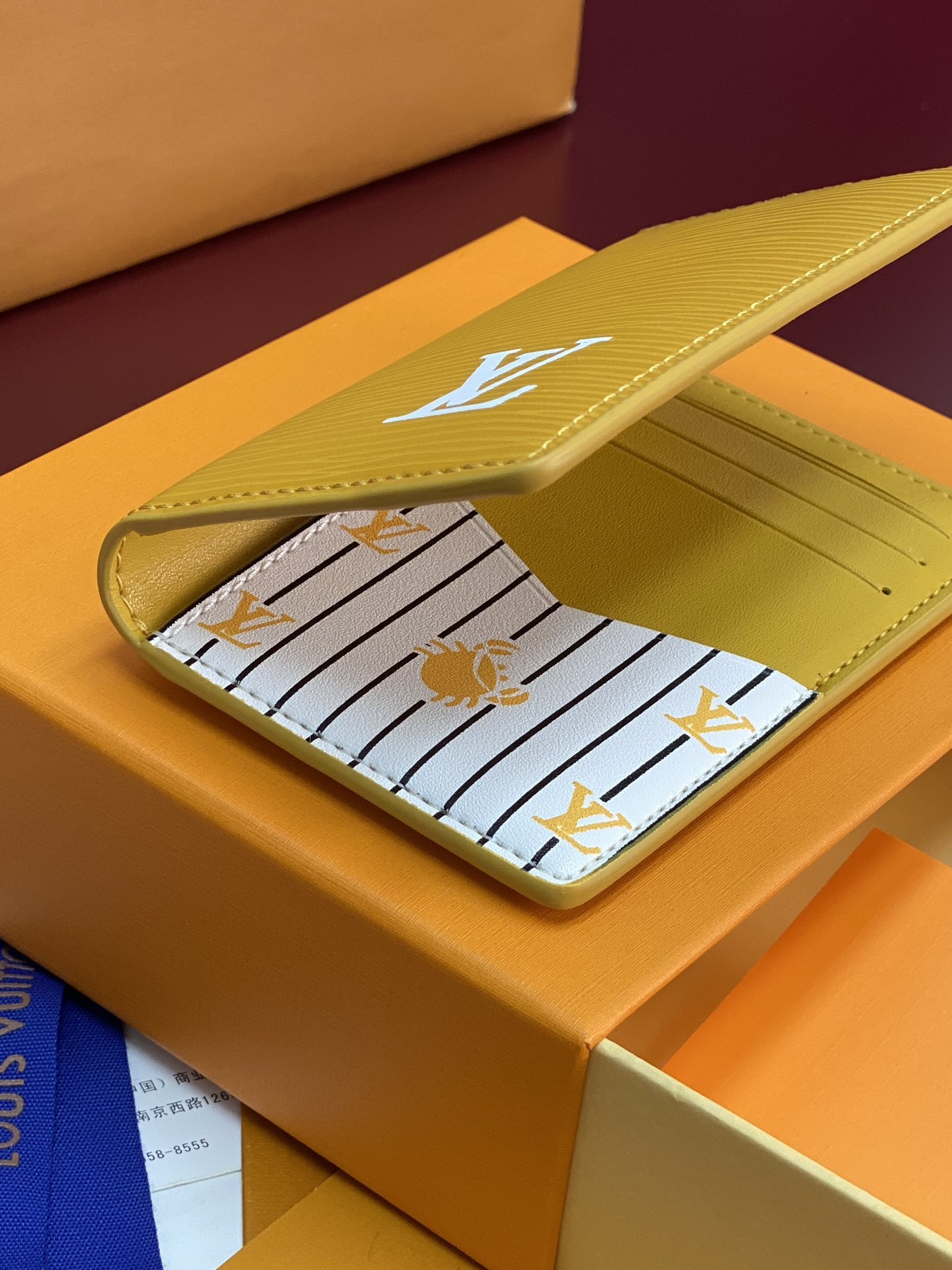 M25797 黄色！🦀口袋钱夹、本款口袋钱夹为粒面 Epi 皮革浸染明快色彩，其细腻压纹兼顾艺术美感和坚