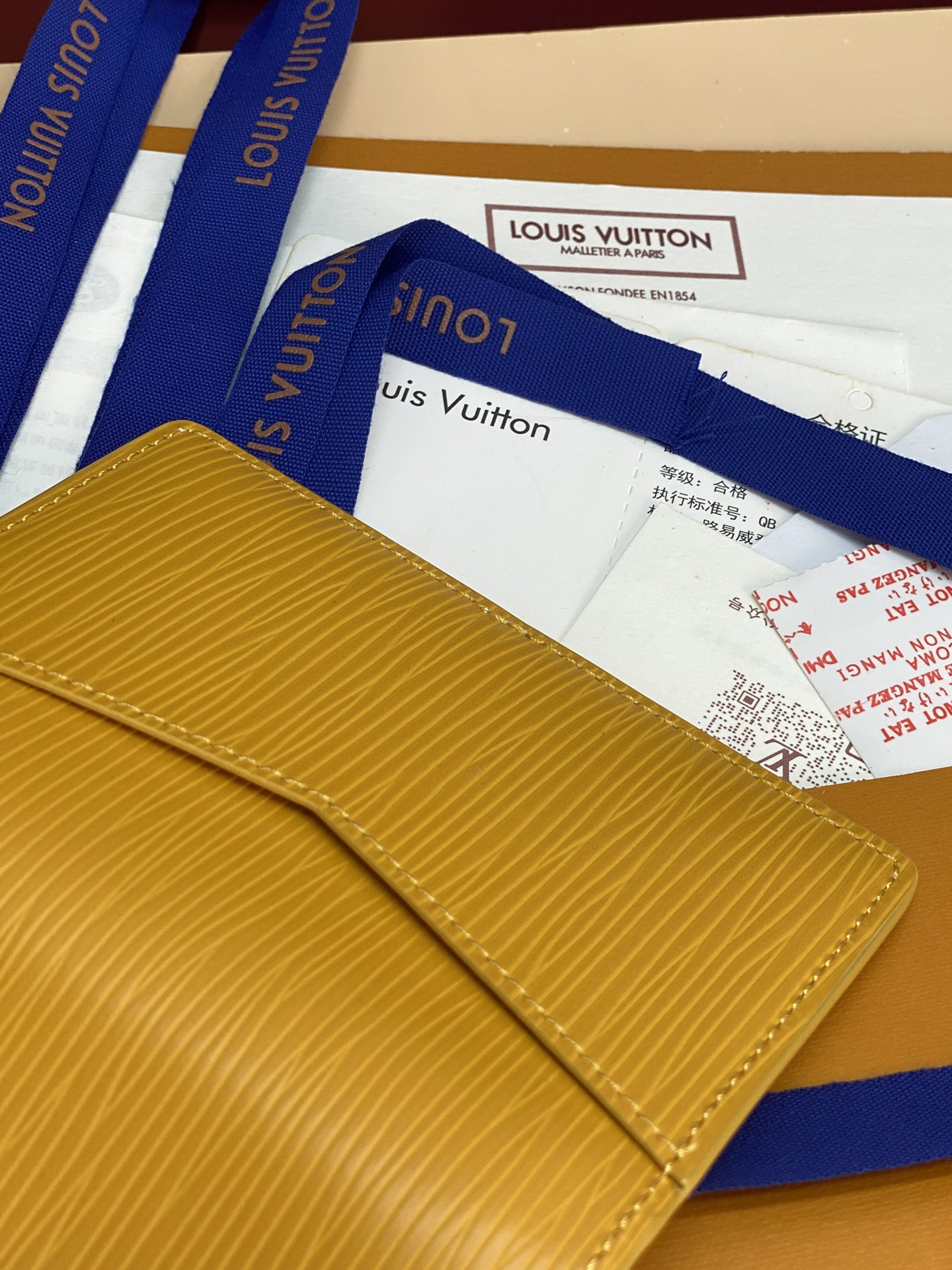 M25797 黄色！🦀口袋钱夹、本款口袋钱夹为粒面 Epi 皮革浸染明快色彩，其细腻压纹兼顾艺术美感和坚