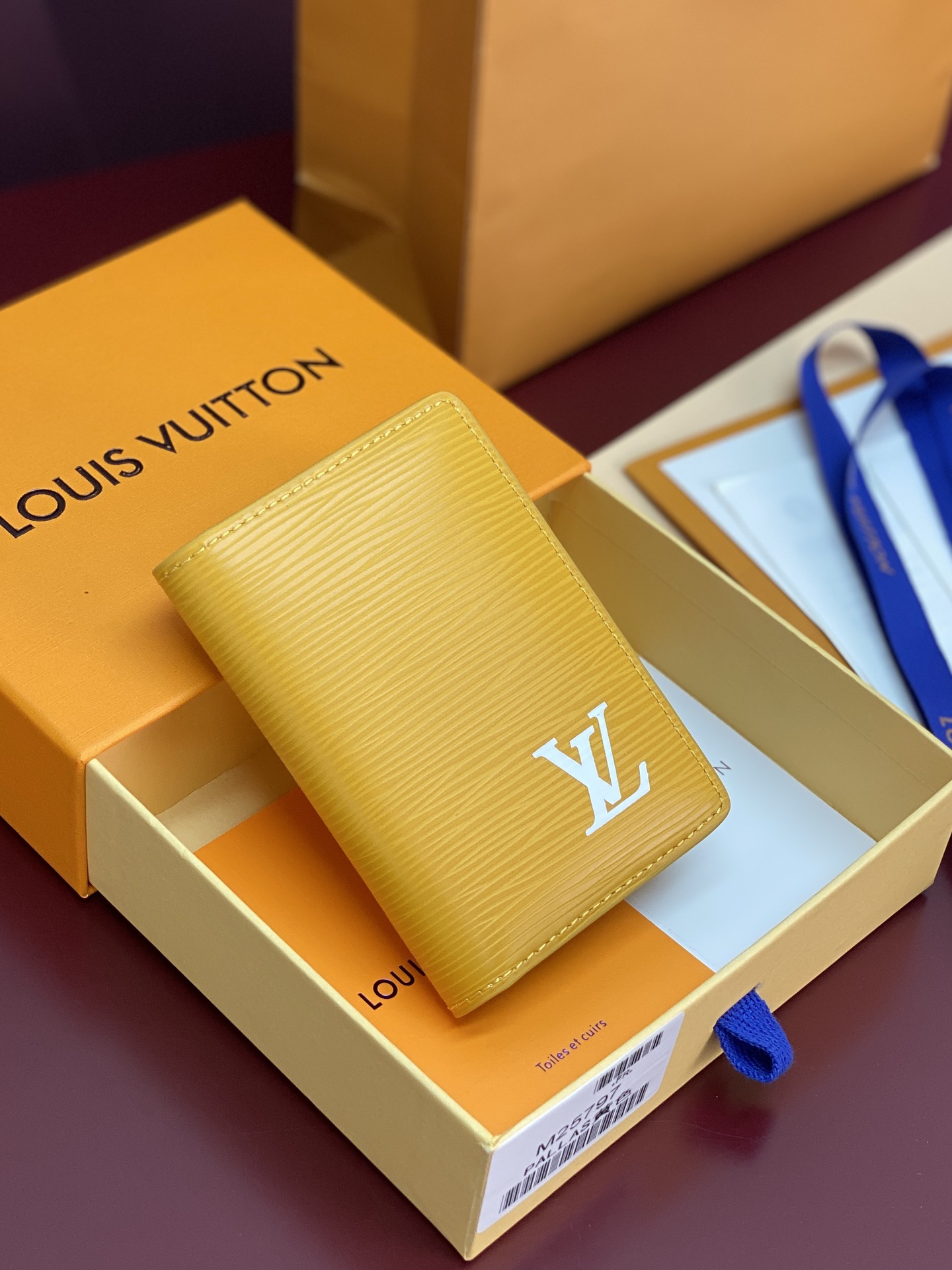 M25797 黄色！🦀口袋钱夹、本款口袋钱夹为粒面 Epi 皮革浸染明快色彩，其细腻压纹兼顾艺术美感和坚