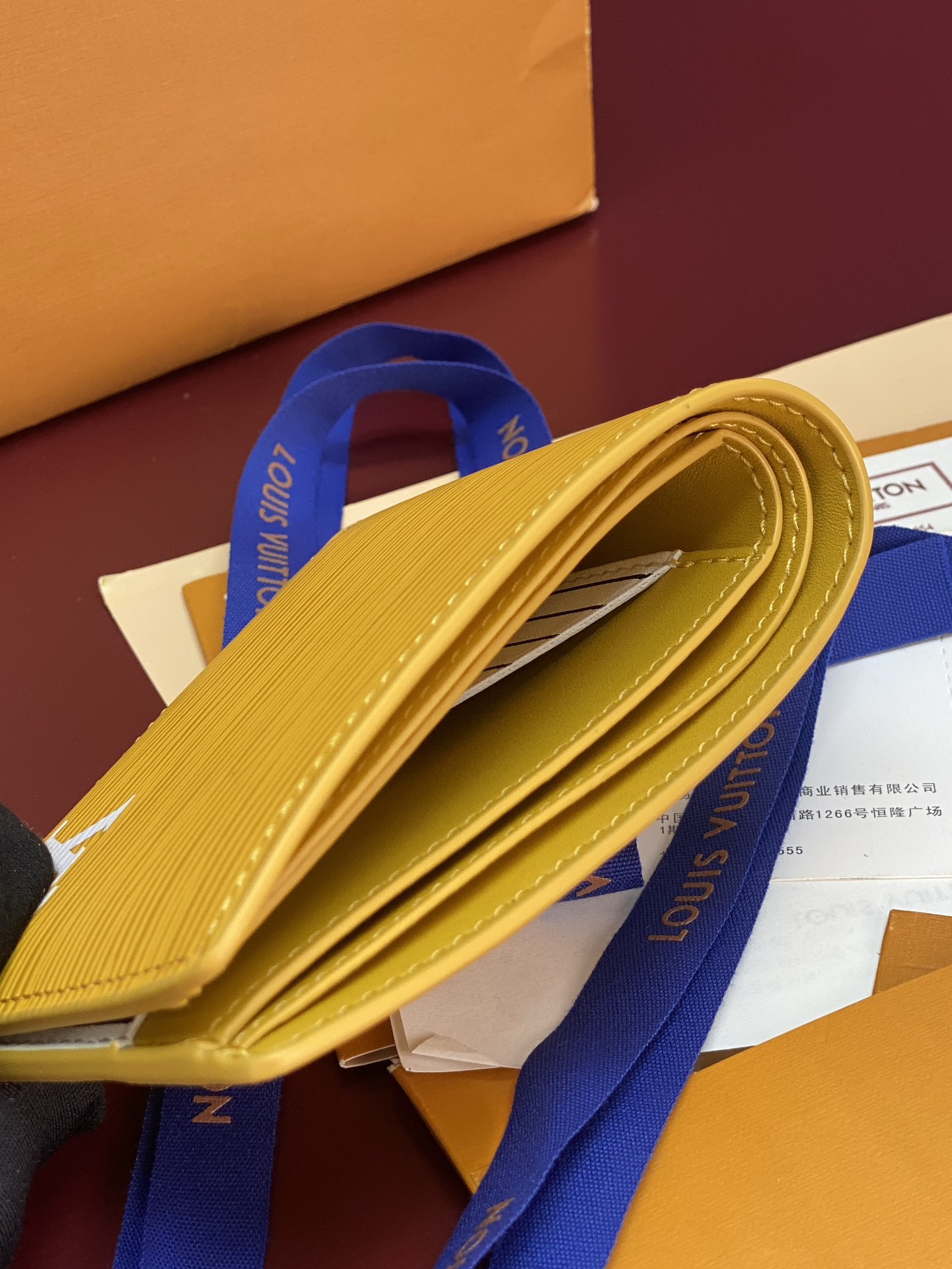 M25801 黄色！🦀MULTIPLE 钱夹、本款 Multiple 钱夹为 Epi 牛皮革压印别致肌理