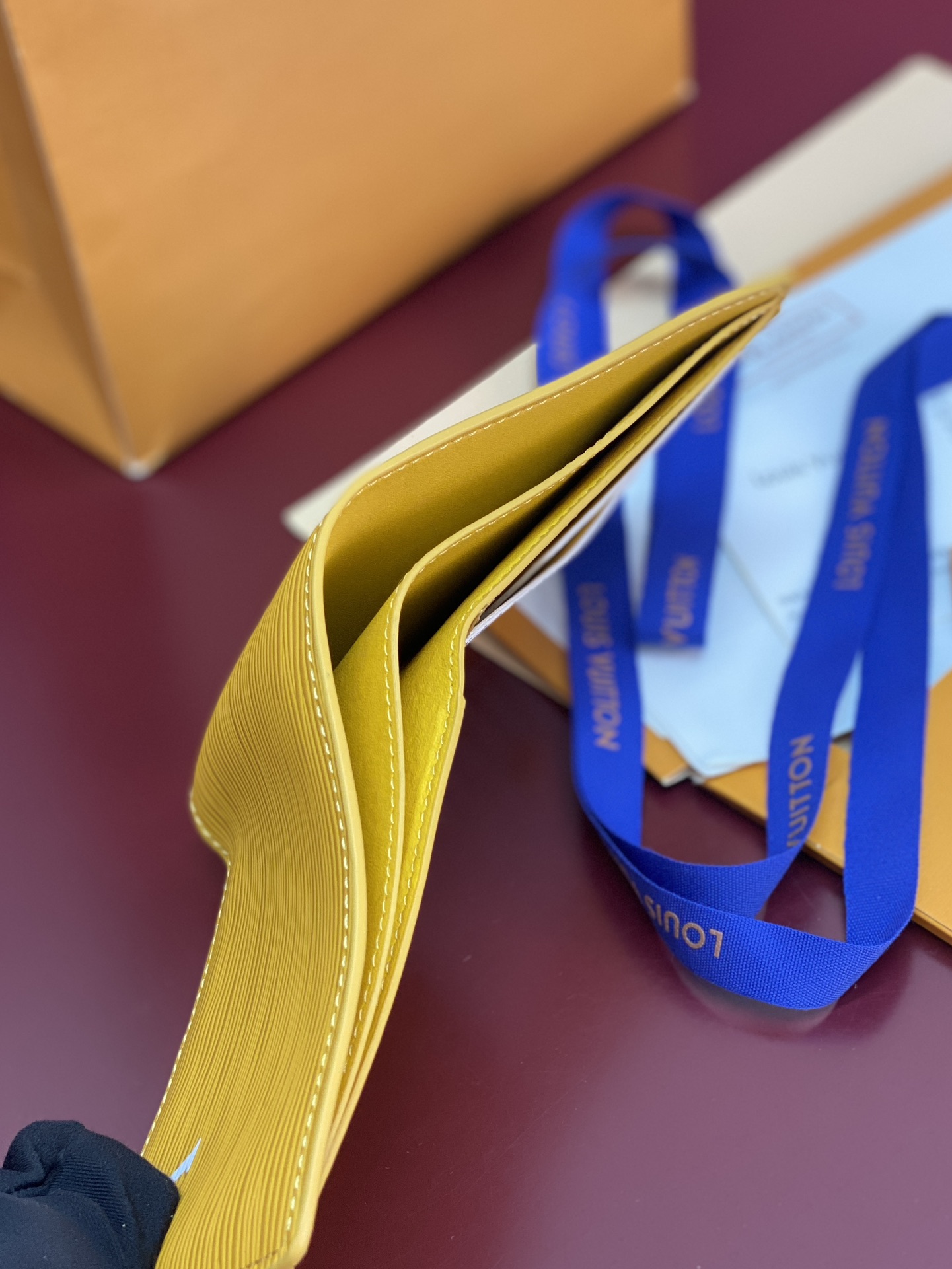 M25801 黄色！🦀MULTIPLE 钱夹、本款 Multiple 钱夹为 Epi 牛皮革压印别致肌理