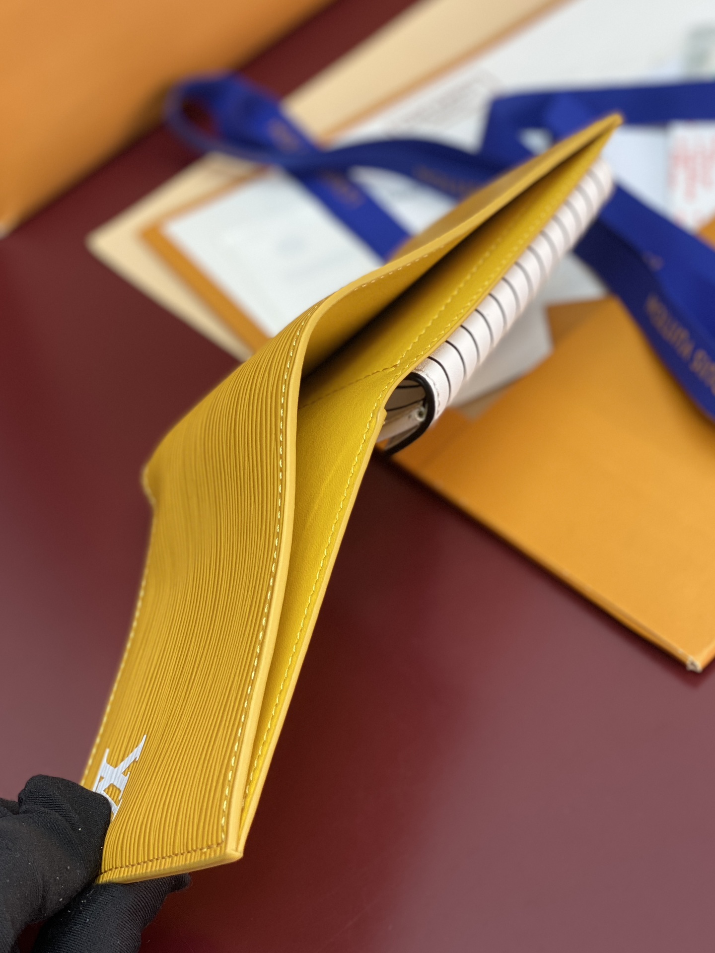 M25996 黄色！🦀 这款钱夹极富现代典雅风味，以柔软的Epi皮革制作，功能性极佳，容易携带，可轻易收