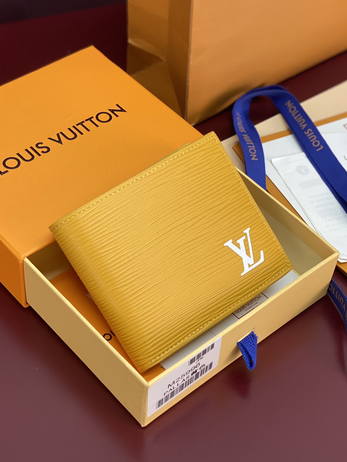 M25996 黄色！🦀 这款钱夹极富现代典雅风味，以柔软的Epi皮革制作，功能性极佳，容易携带，可轻易收