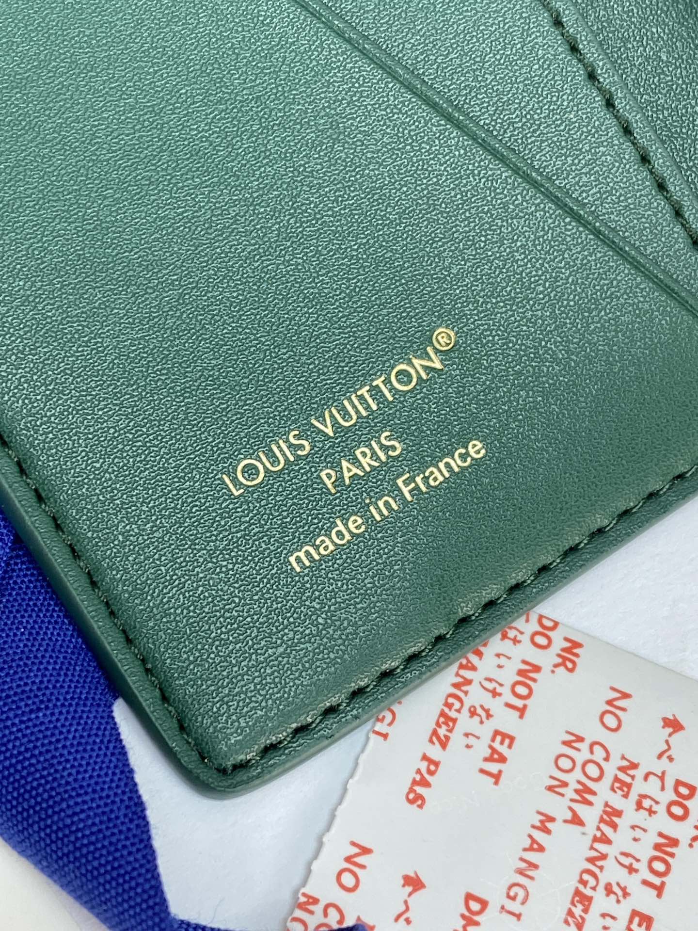 M25797 绿色！🐸口袋钱夹、本款口袋钱夹为粒面 Epi 皮革浸染明快色彩，其细腻压纹兼顾艺术美感和坚