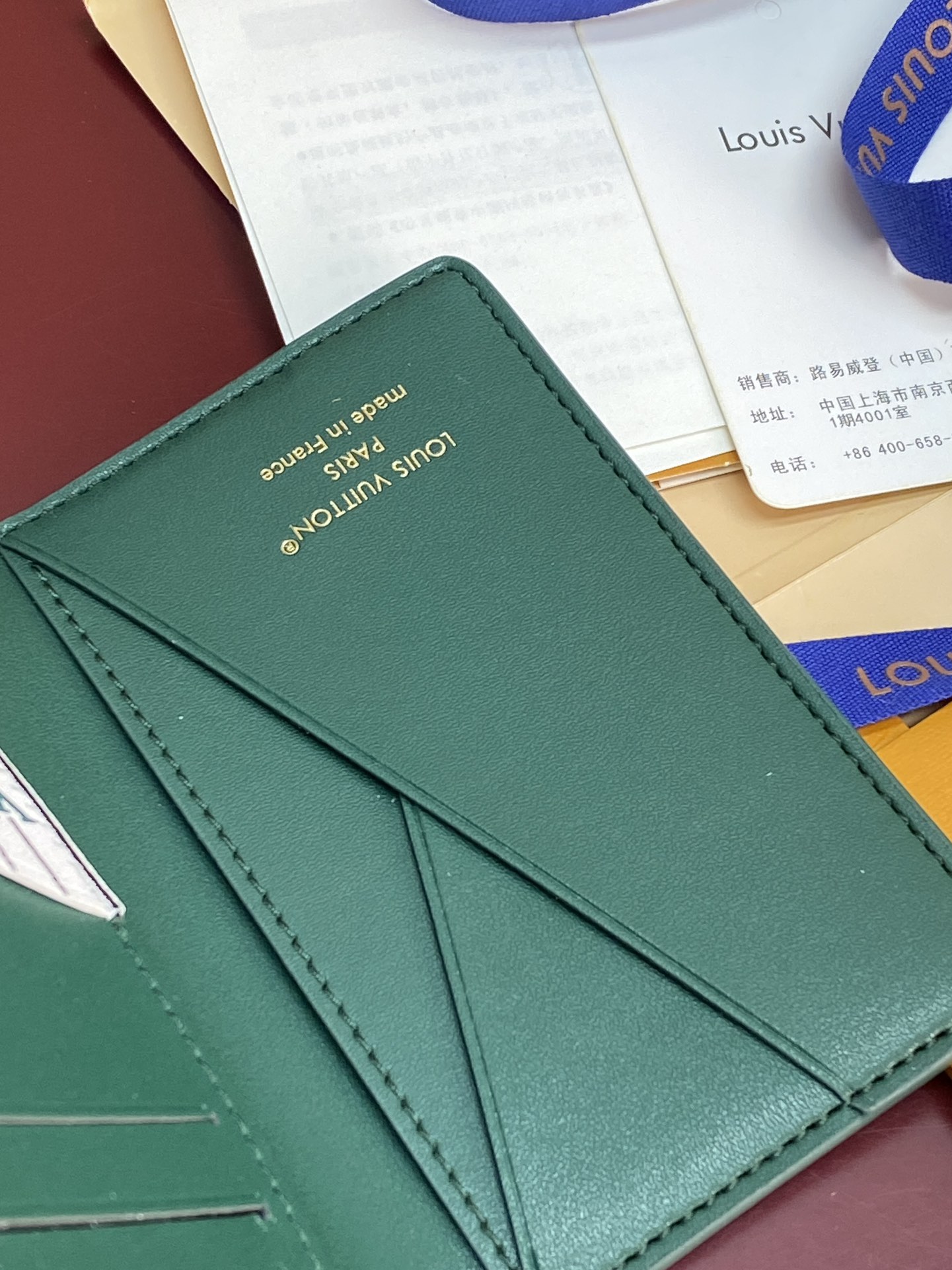 M25797 绿色！🐸口袋钱夹、本款口袋钱夹为粒面 Epi 皮革浸染明快色彩，其细腻压纹兼顾艺术美感和坚