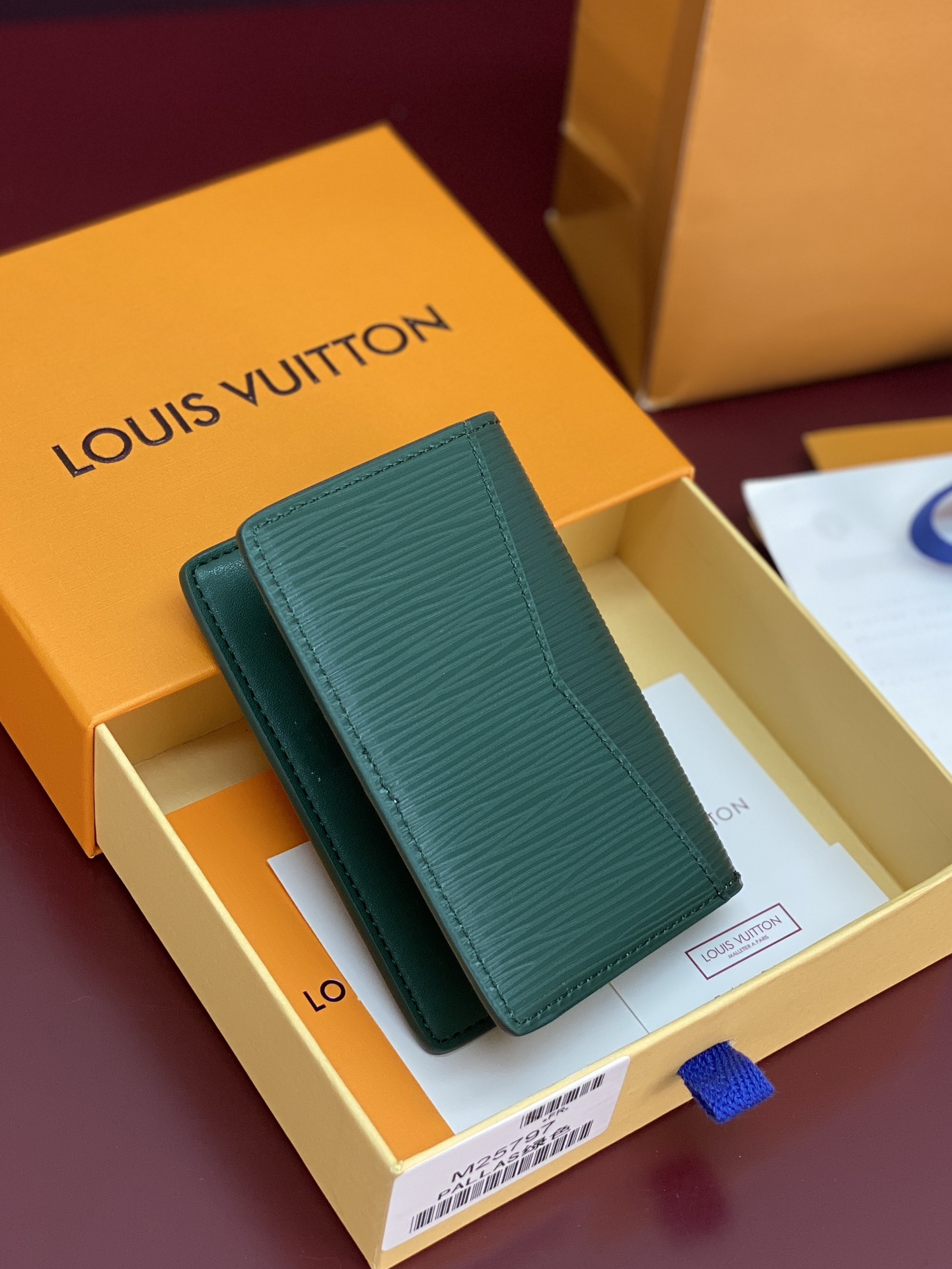 M25797 绿色！🐸口袋钱夹、本款口袋钱夹为粒面 Epi 皮革浸染明快色彩，其细腻压纹兼顾艺术美感和坚