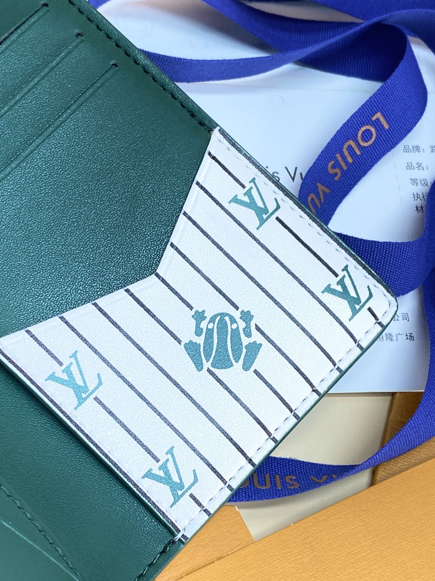 M25797 绿色！🐸口袋钱夹、本款口袋钱夹为粒面 Epi 皮革浸染明快色彩，其细腻压纹兼顾艺术美感和坚