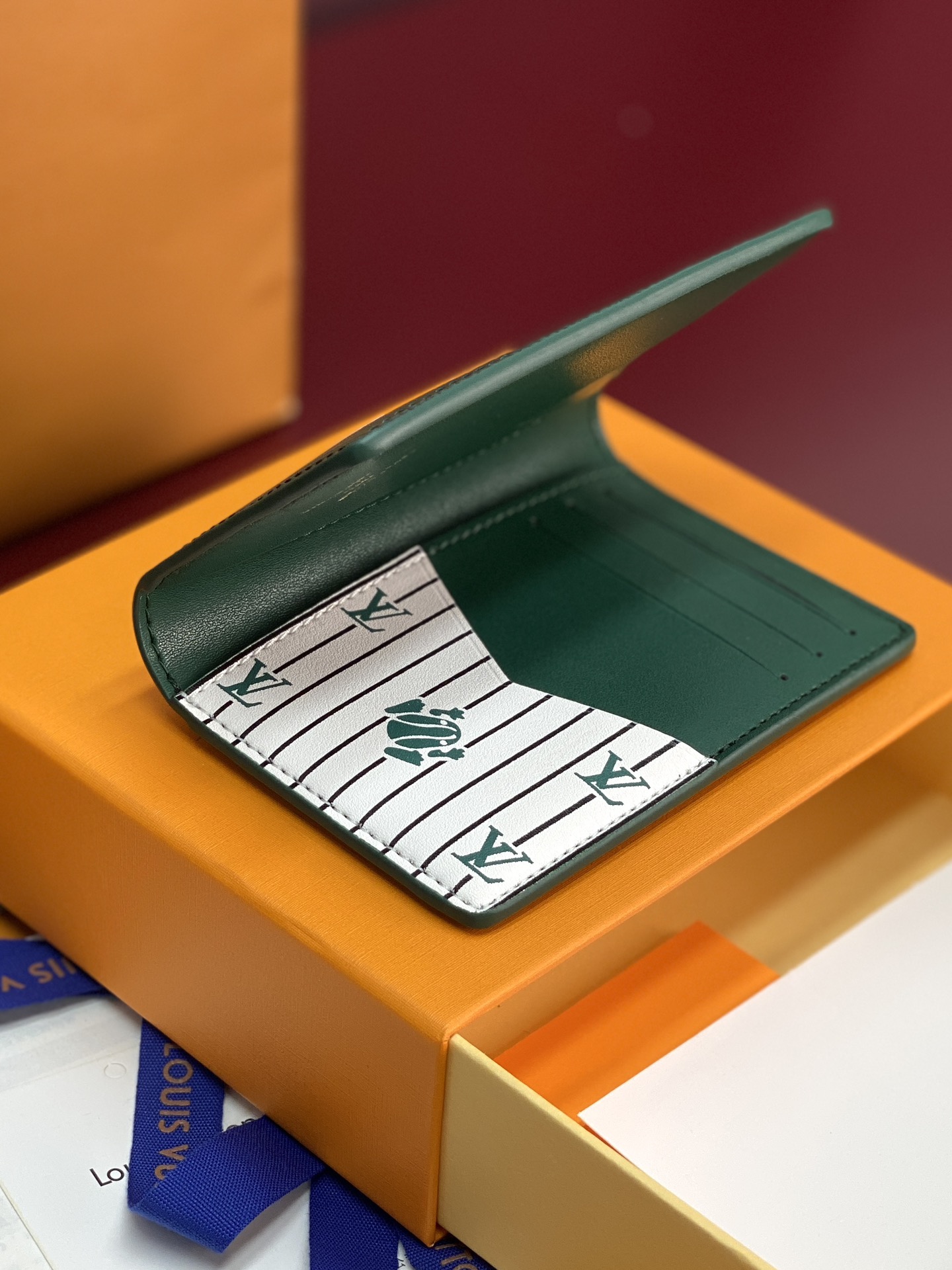 M25797 绿色！🐸口袋钱夹、本款口袋钱夹为粒面 Epi 皮革浸染明快色彩，其细腻压纹兼顾艺术美感和坚