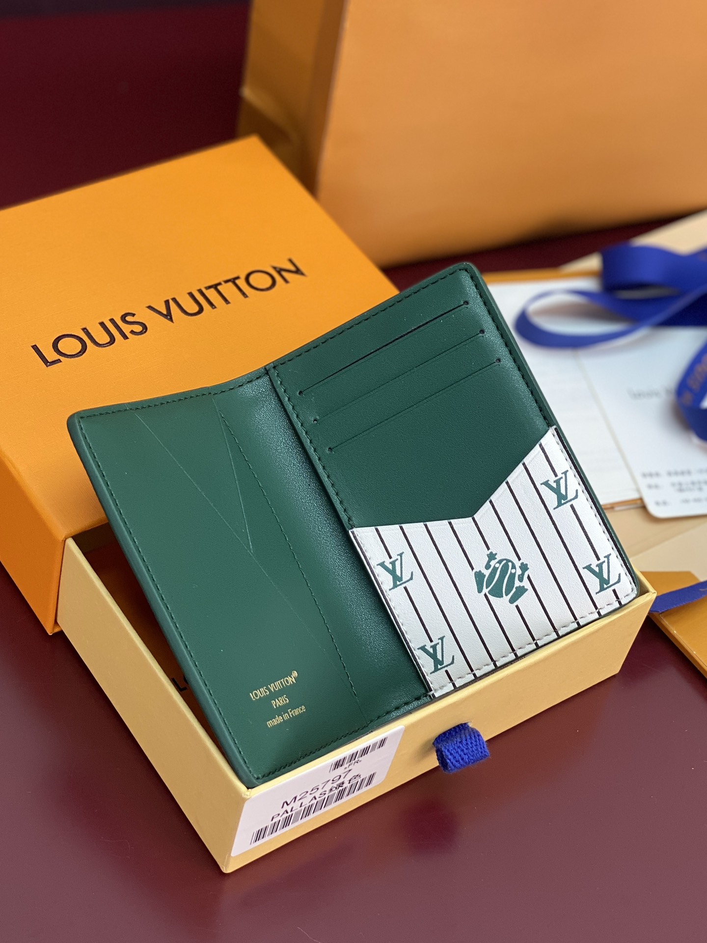 M25797 绿色！🐸口袋钱夹、本款口袋钱夹为粒面 Epi 皮革浸染明快色彩，其细腻压纹兼顾艺术美感和坚