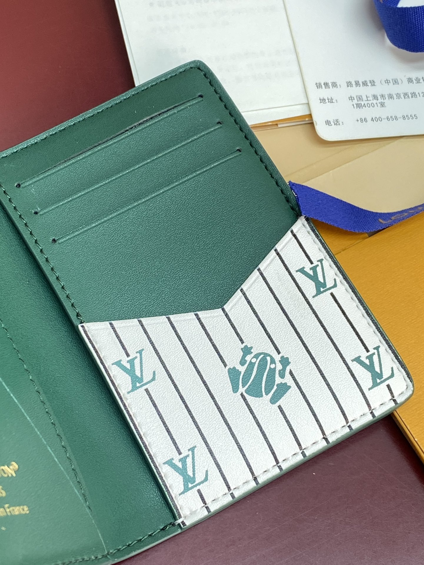 M25797 绿色！🐸口袋钱夹、本款口袋钱夹为粒面 Epi 皮革浸染明快色彩，其细腻压纹兼顾艺术美感和坚