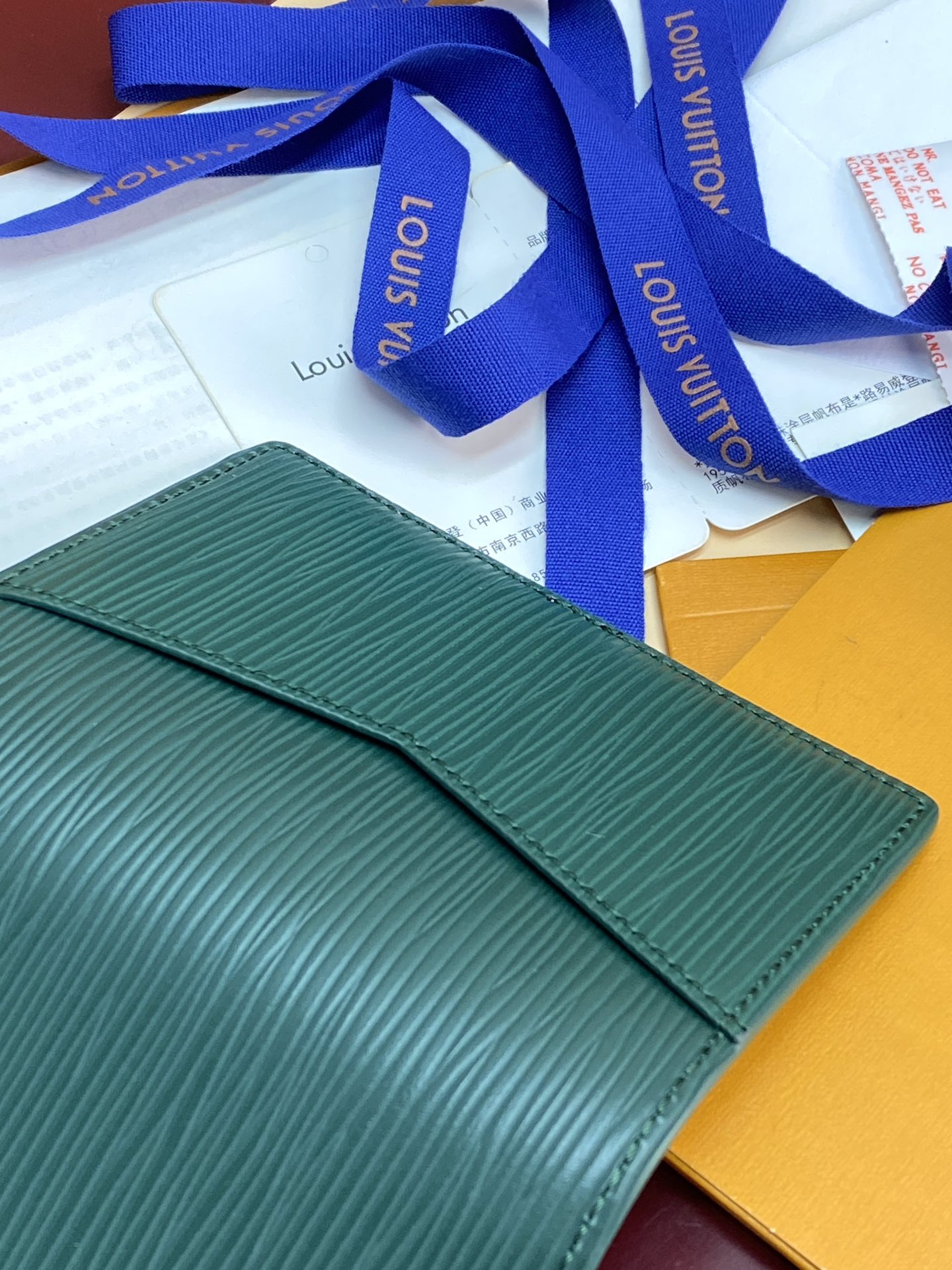 M25797 绿色！🐸口袋钱夹、本款口袋钱夹为粒面 Epi 皮革浸染明快色彩，其细腻压纹兼顾艺术美感和坚