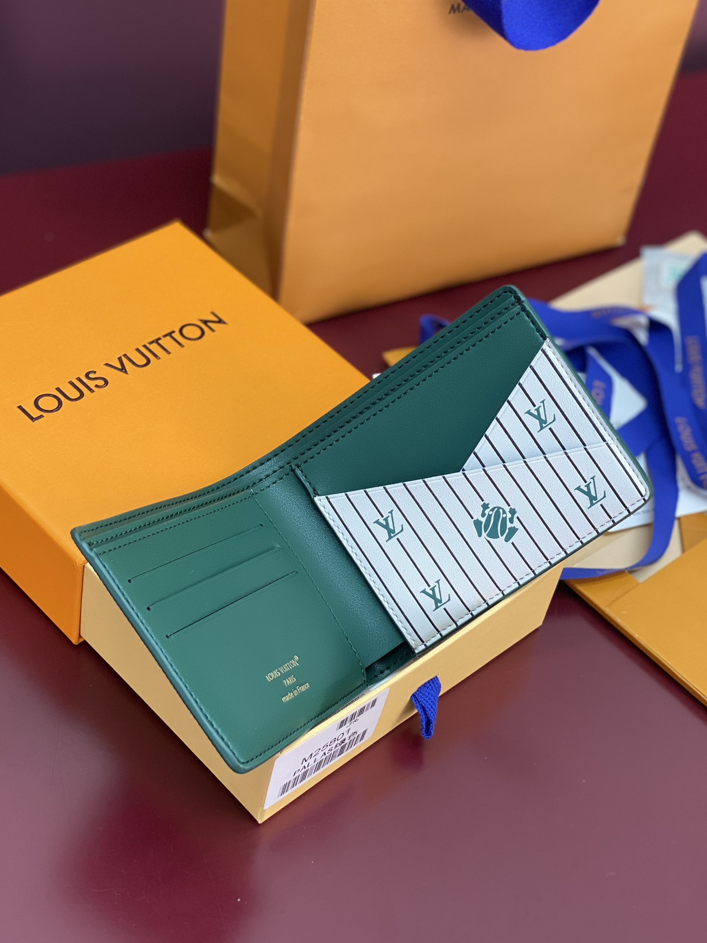 M25801 绿色！🐸MULTIPLE 钱夹、本款 Multiple 钱夹为 Epi 牛皮革压印别致肌理