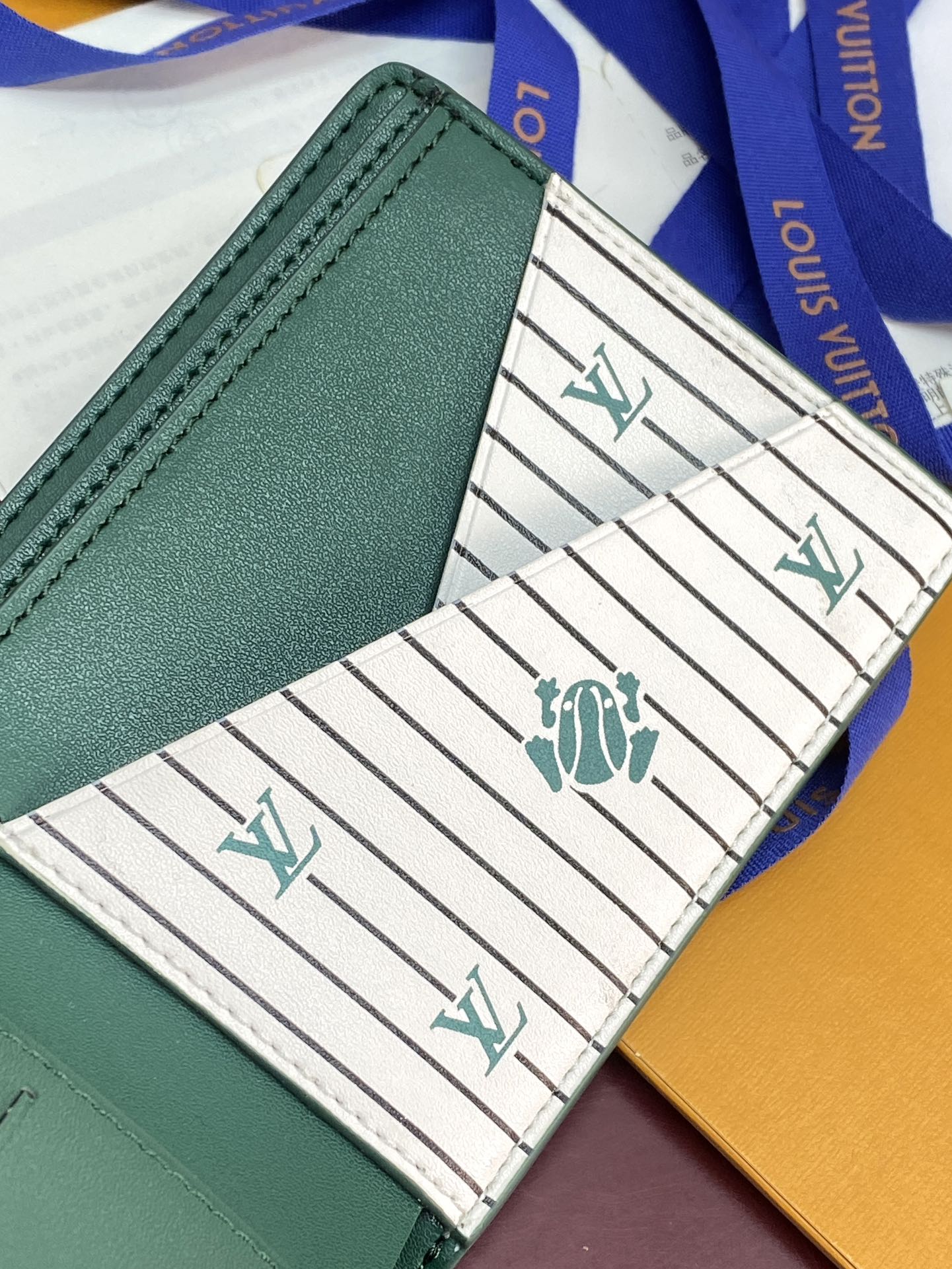 M25801 绿色！🐸MULTIPLE 钱夹、本款 Multiple 钱夹为 Epi 牛皮革压印别致肌理