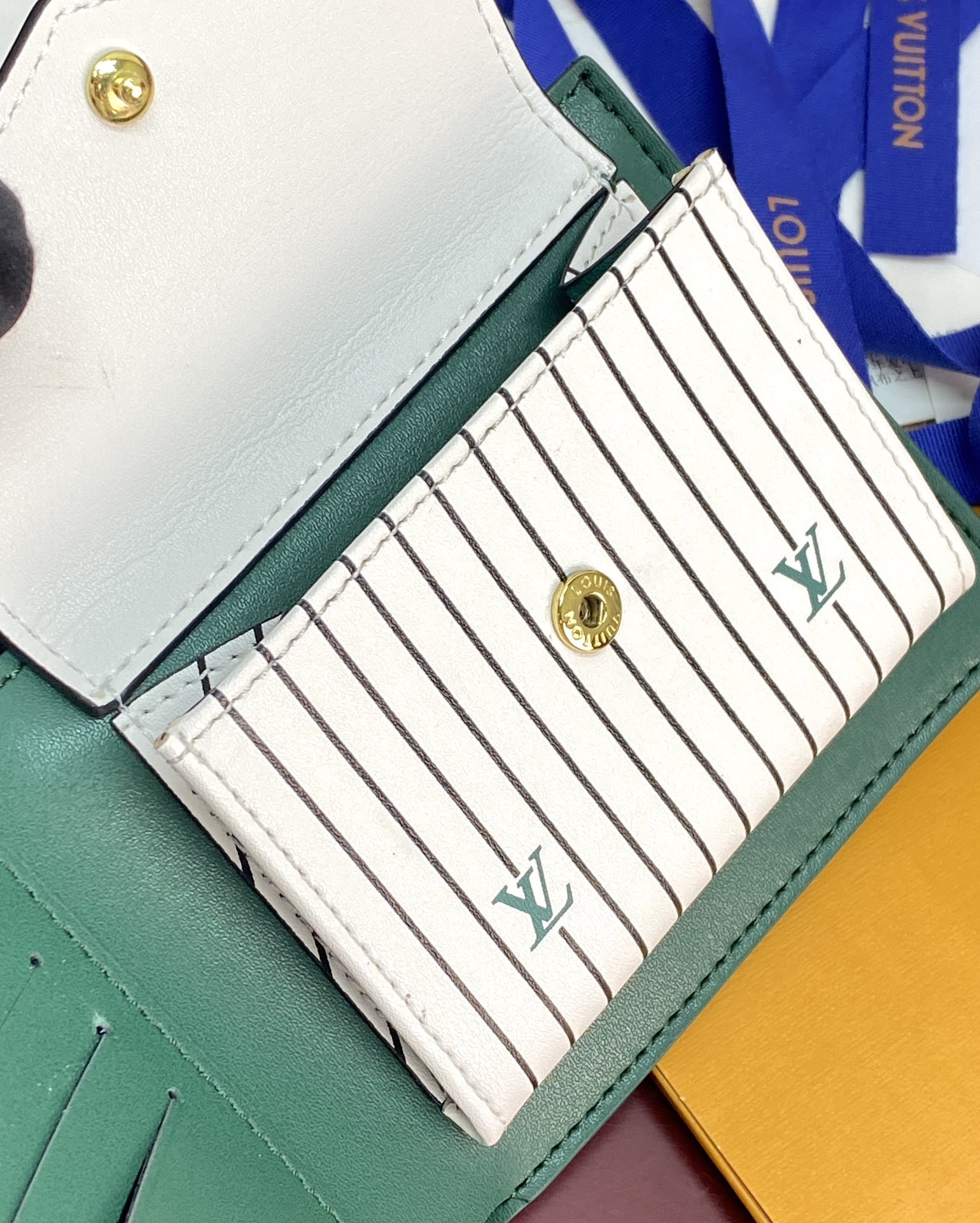 M25996 绿色！🐸 这款钱夹极富现代典雅风味，以柔软的Epi皮革制作，功能性极佳，容易携带，可轻易收