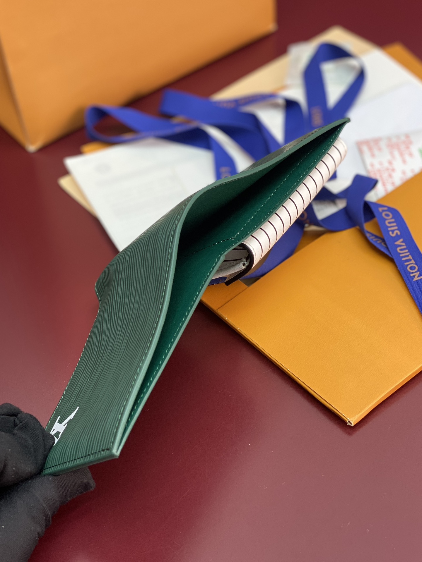 M25996 绿色！🐸 这款钱夹极富现代典雅风味，以柔软的Epi皮革制作，功能性极佳，容易携带，可轻易收