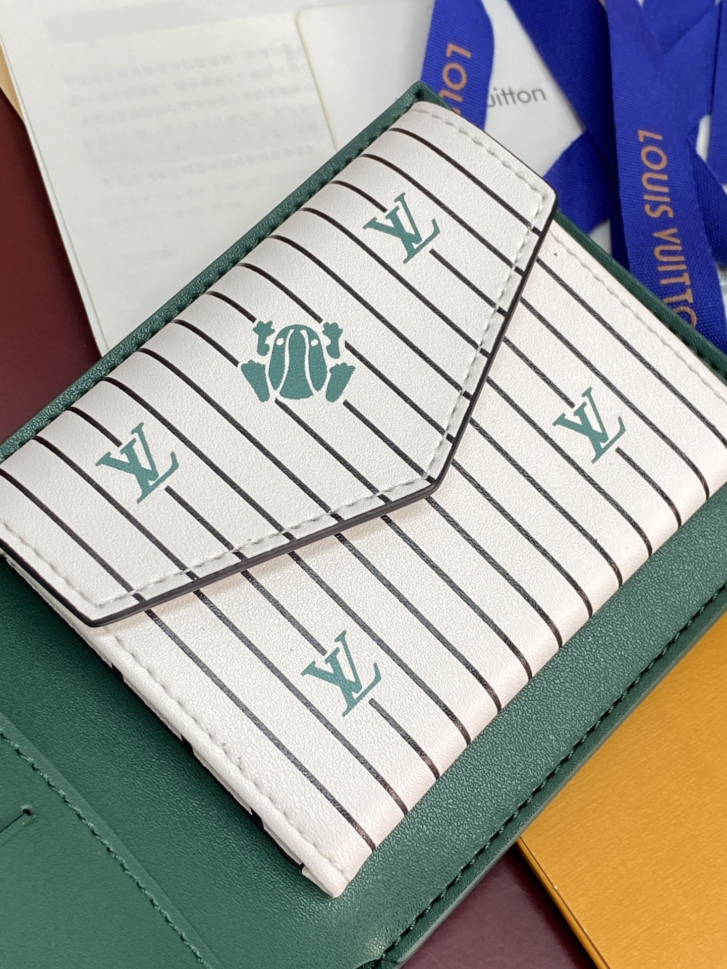 M25996 绿色！🐸 这款钱夹极富现代典雅风味，以柔软的Epi皮革制作，功能性极佳，容易携带，可轻易收