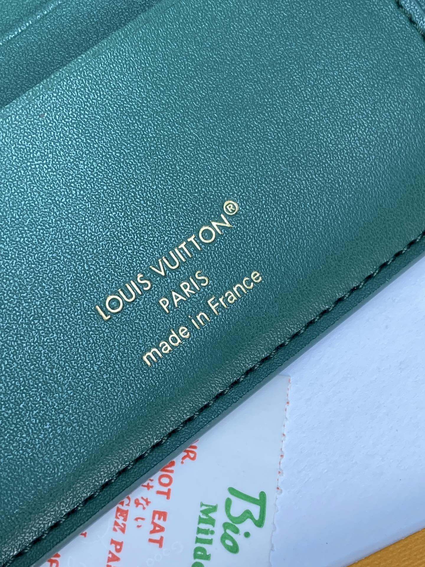 M25996 绿色！🐸 这款钱夹极富现代典雅风味，以柔软的Epi皮革制作，功能性极佳，容易携带，可轻易收