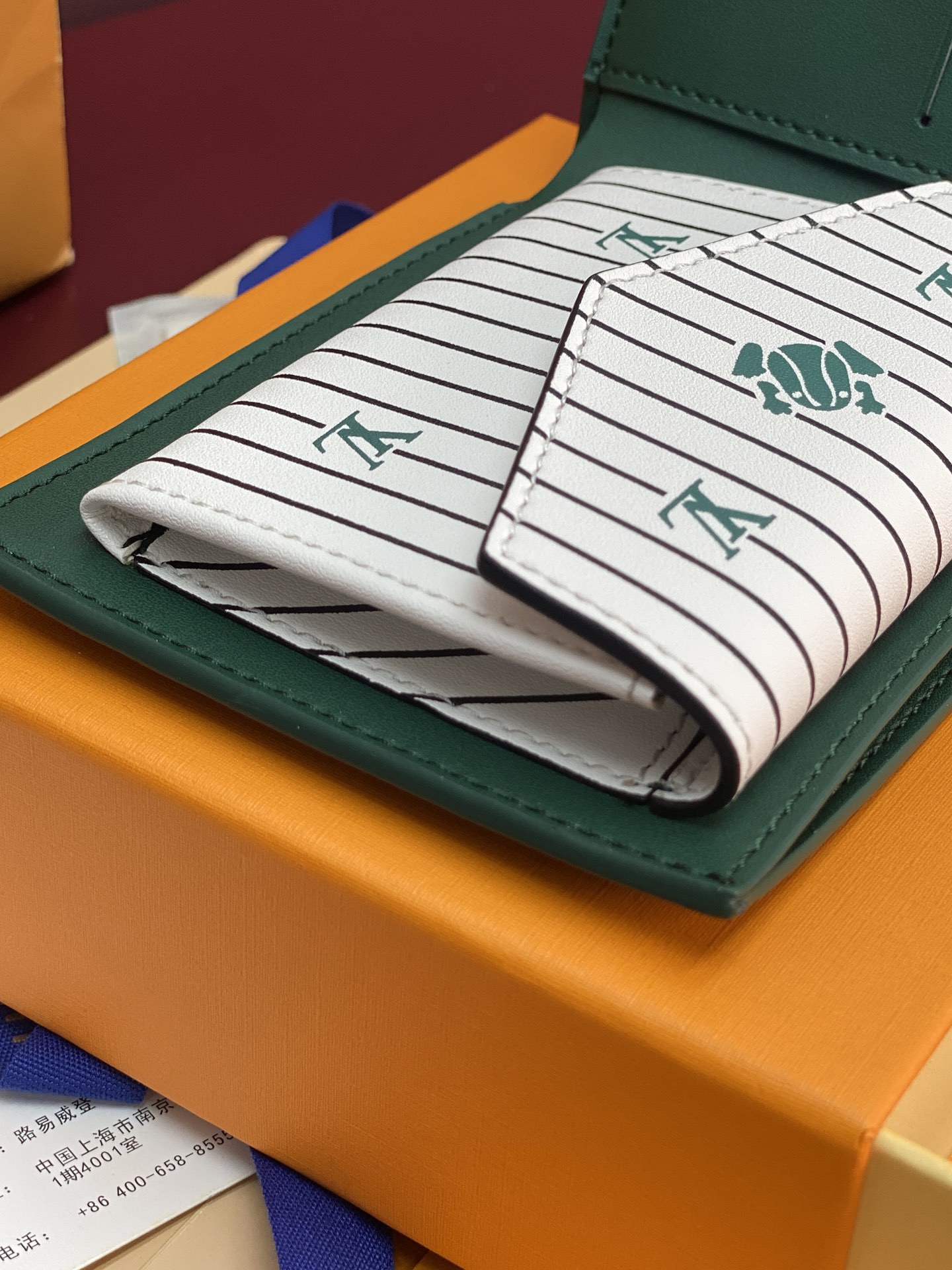 M25996 绿色！🐸 这款钱夹极富现代典雅风味，以柔软的Epi皮革制作，功能性极佳，容易携带，可轻易收