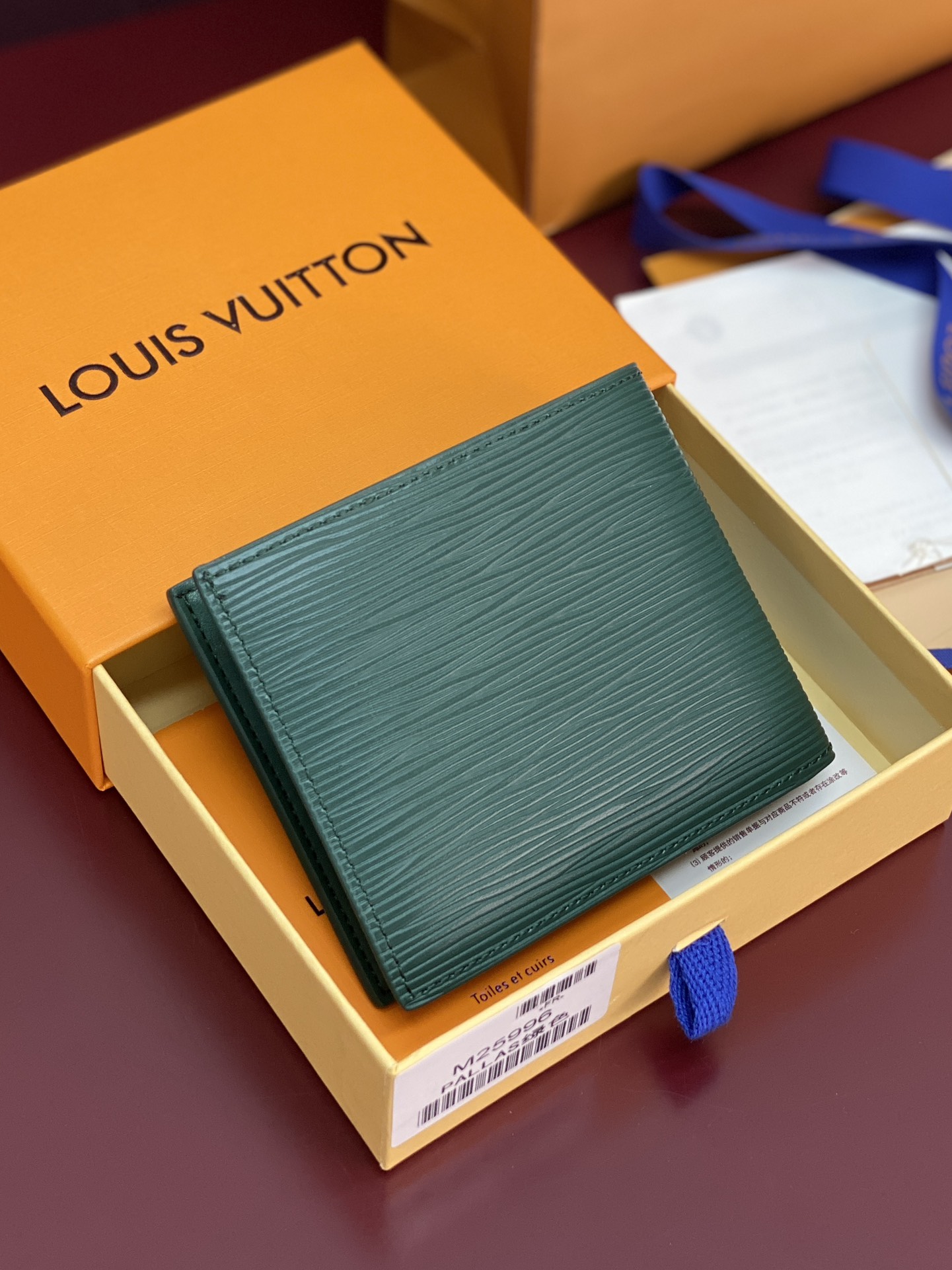 M25996 绿色！🐸 这款钱夹极富现代典雅风味，以柔软的Epi皮革制作，功能性极佳，容易携带，可轻易收