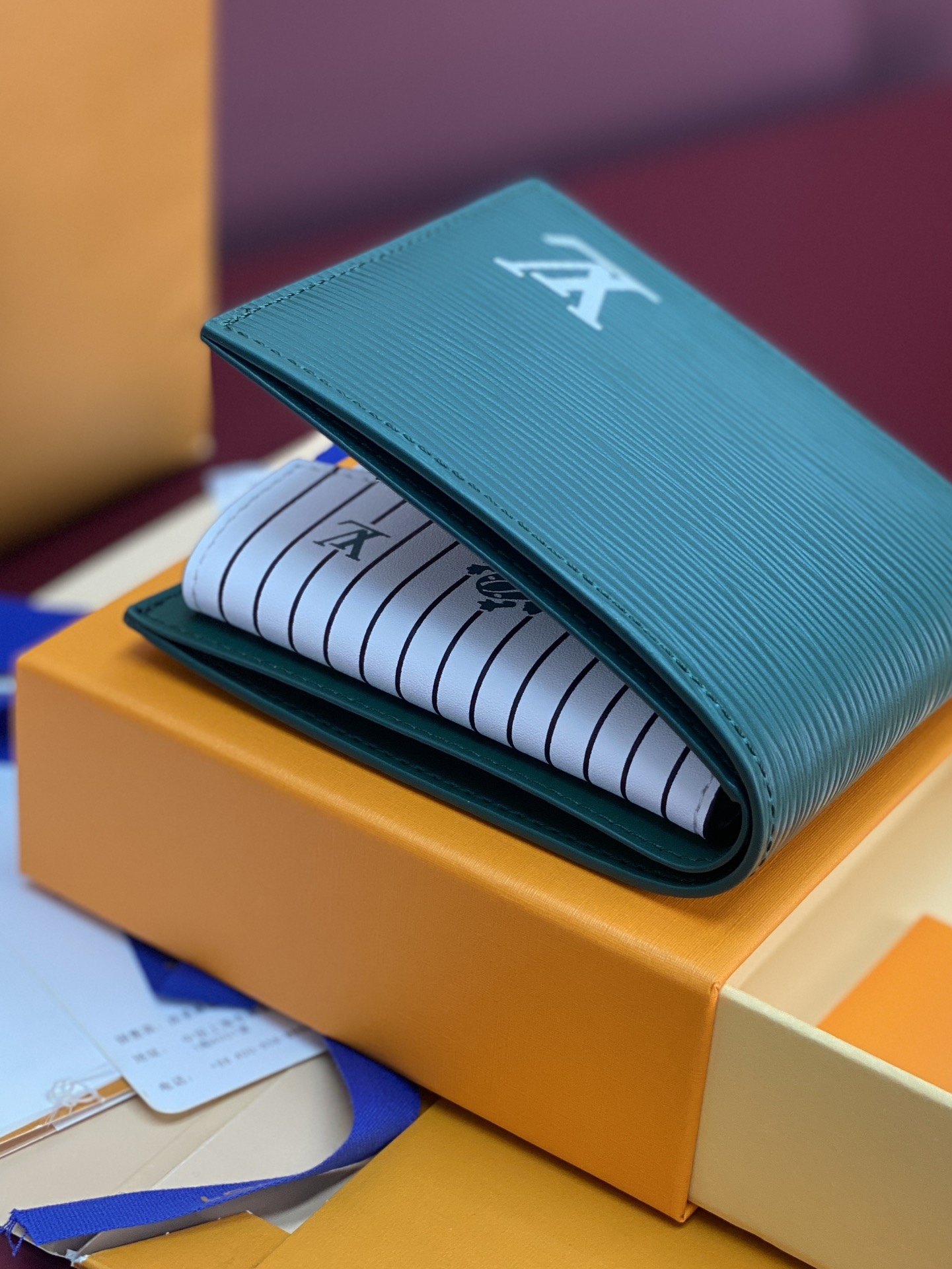 M25996 绿色！🐸 这款钱夹极富现代典雅风味，以柔软的Epi皮革制作，功能性极佳，容易携带，可轻易收