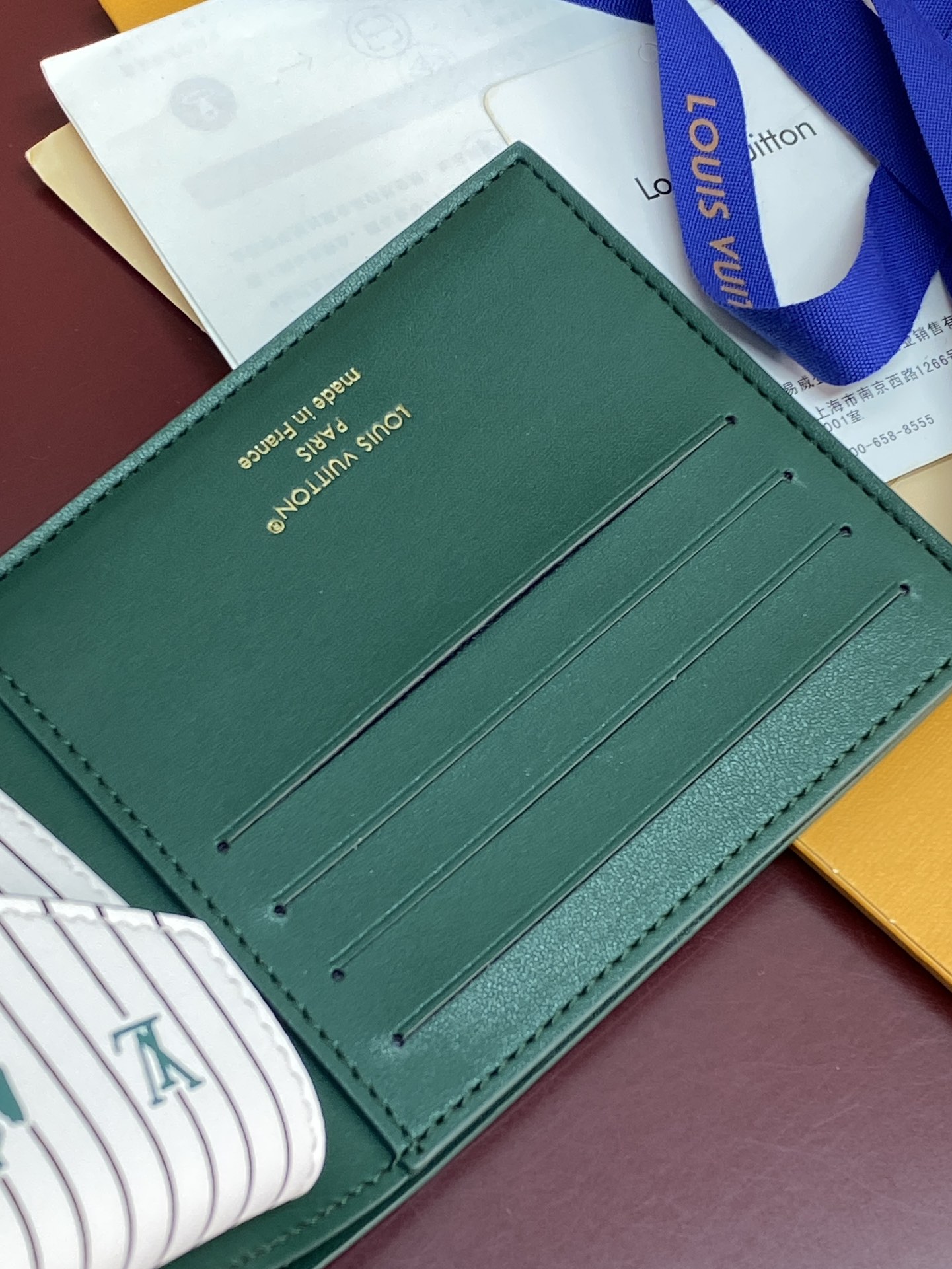 M25996 绿色！🐸 这款钱夹极富现代典雅风味，以柔软的Epi皮革制作，功能性极佳，容易携带，可轻易收