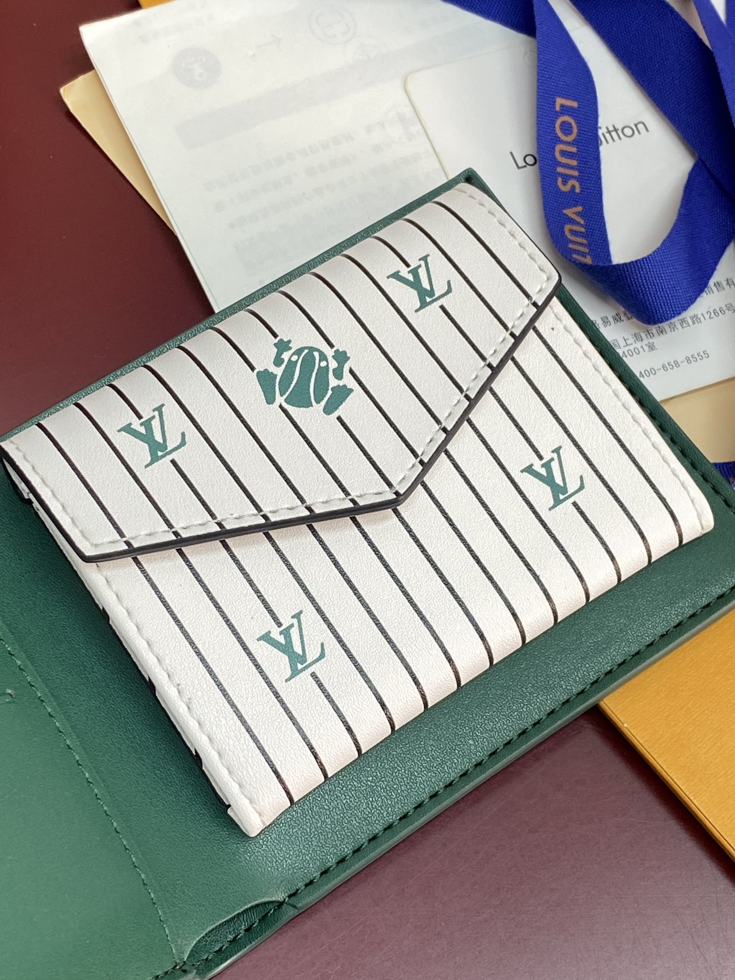 M25996 绿色！🐸 这款钱夹极富现代典雅风味，以柔软的Epi皮革制作，功能性极佳，容易携带，可轻易收