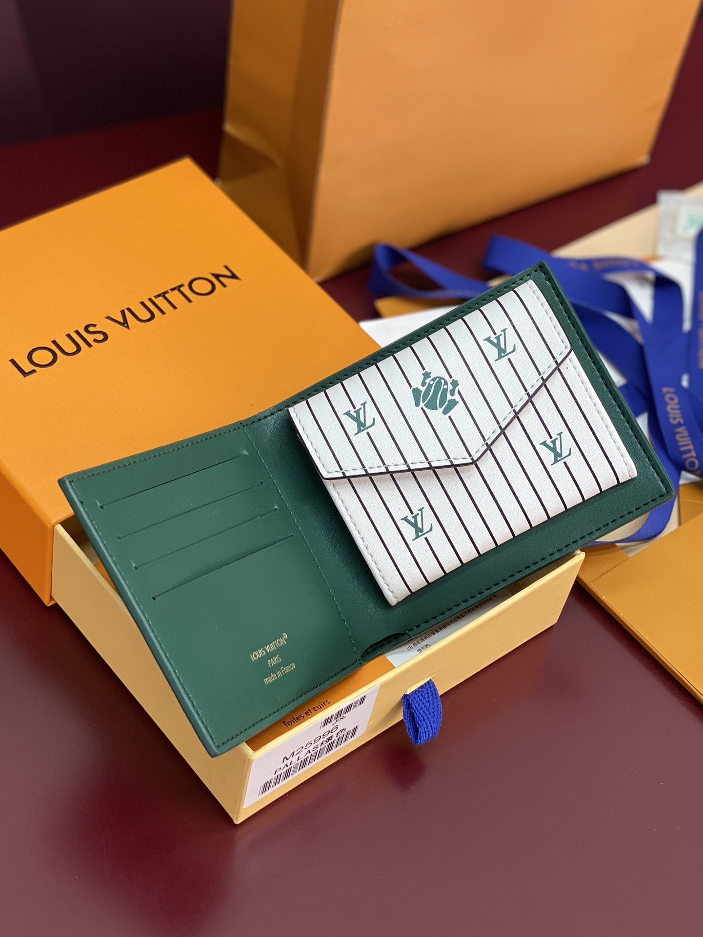 M25996 绿色！🐸 这款钱夹极富现代典雅风味，以柔软的Epi皮革制作，功能性极佳，容易携带，可轻易收