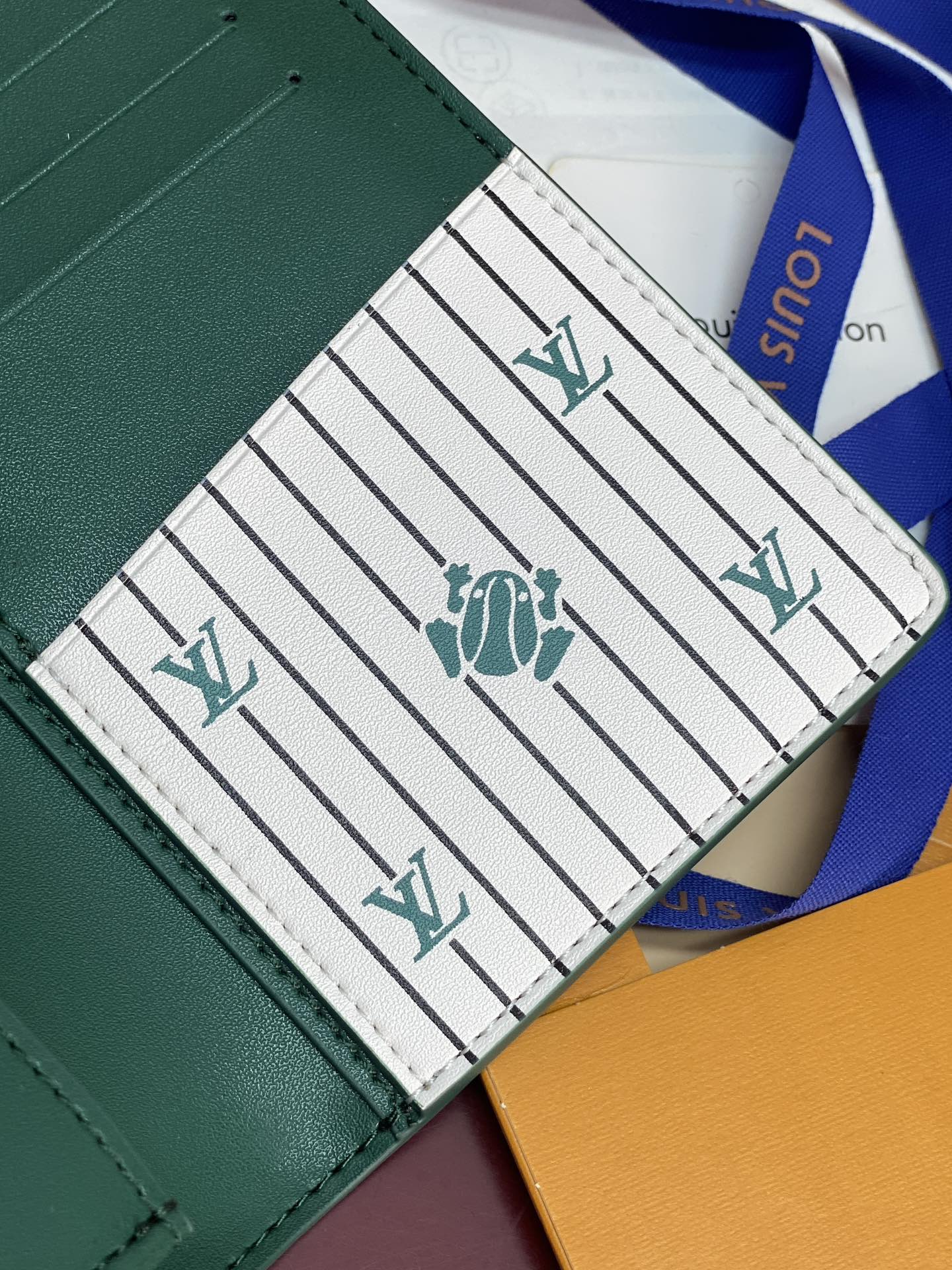 M25800 绿色！🐸水波纹长夹！Brazza 钱夹含有多个信用卡槽和纸币个隔层 非常实用 优雅柔软的E