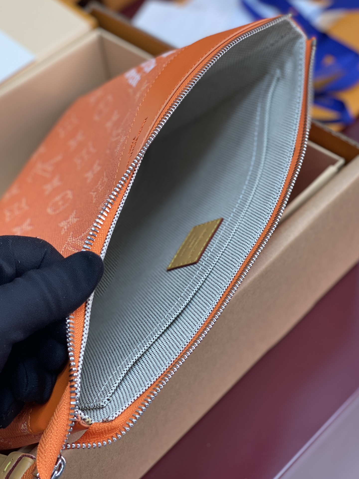 升级版本⚠️M12665 橙色！POCHETTE VOYAGE SOUPLE 手拿包 Pochette 