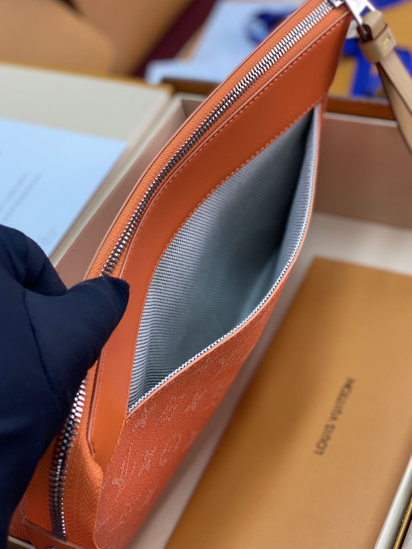 升级版本⚠️M12665 橙色！POCHETTE VOYAGE SOUPLE 手拿包 Pochette 