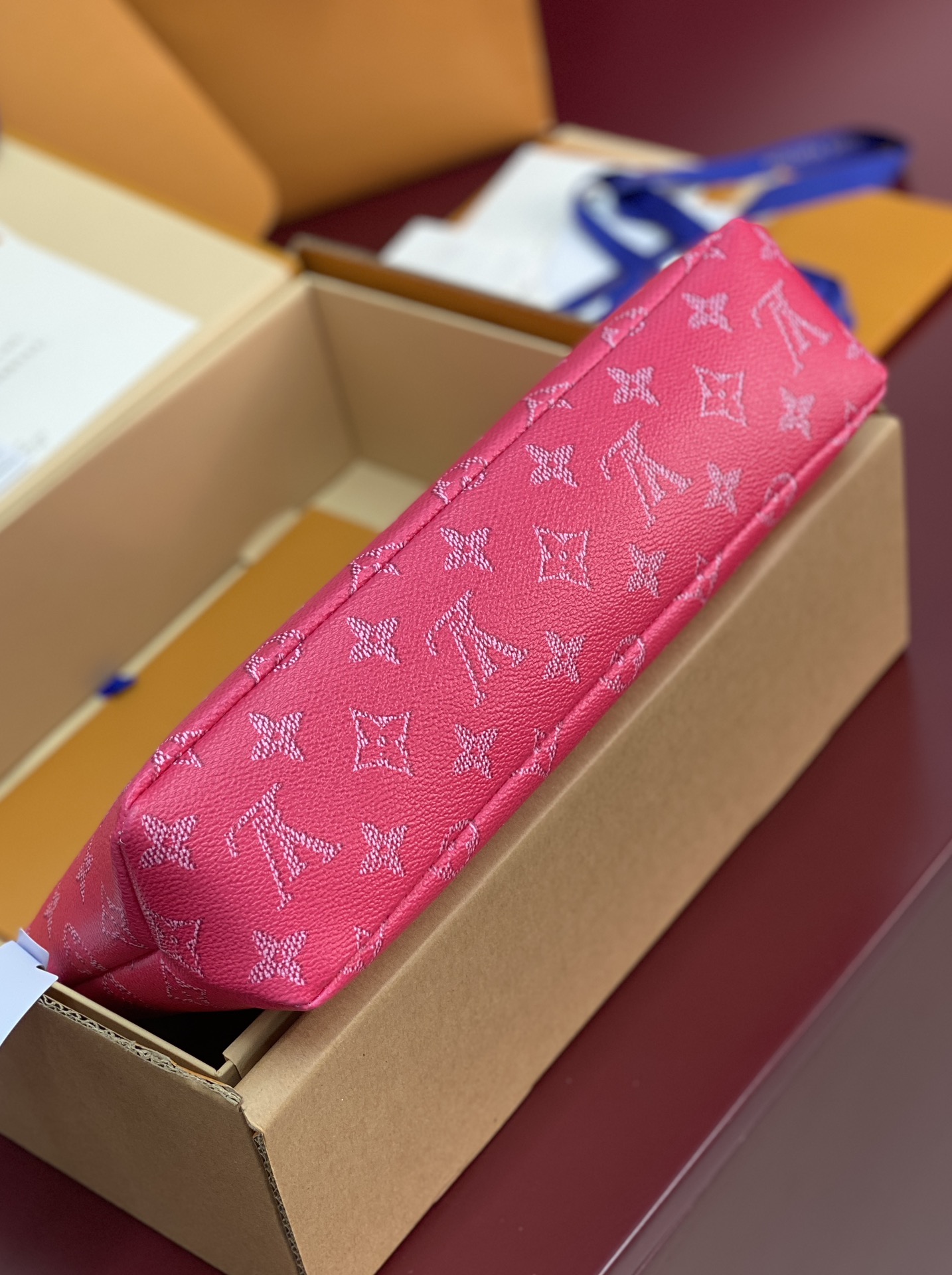 升级版本⚠️M12665 枚红色！POCHETTE VOYAGE SOUPLE 手拿包 Pochette