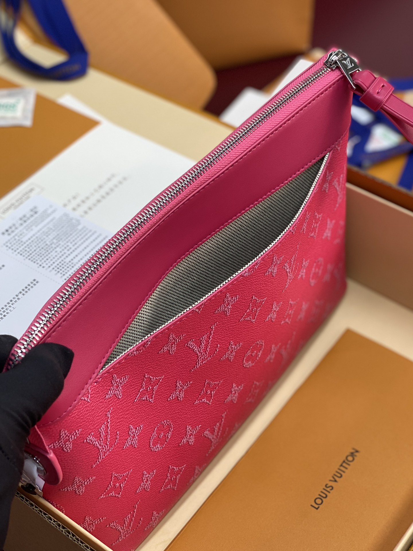 升级版本⚠️M12665 枚红色！POCHETTE VOYAGE SOUPLE 手拿包 Pochette