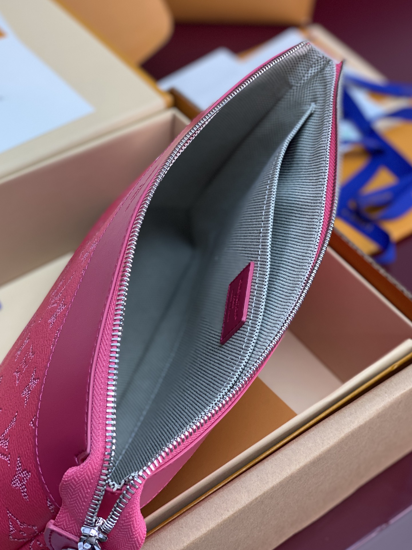 升级版本⚠️M12665 枚红色！POCHETTE VOYAGE SOUPLE 手拿包 Pochette