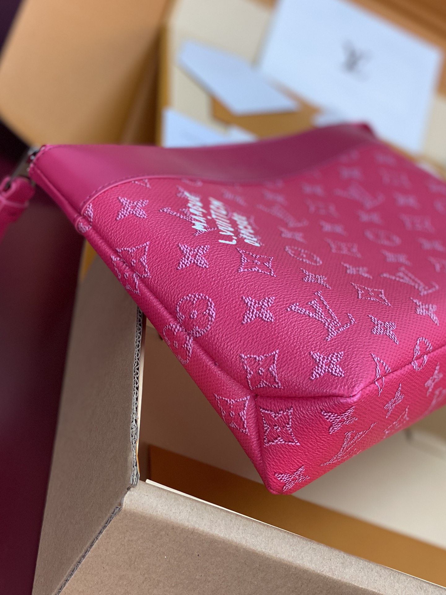 升级版本⚠️M12665 枚红色！POCHETTE VOYAGE SOUPLE 手拿包 Pochette