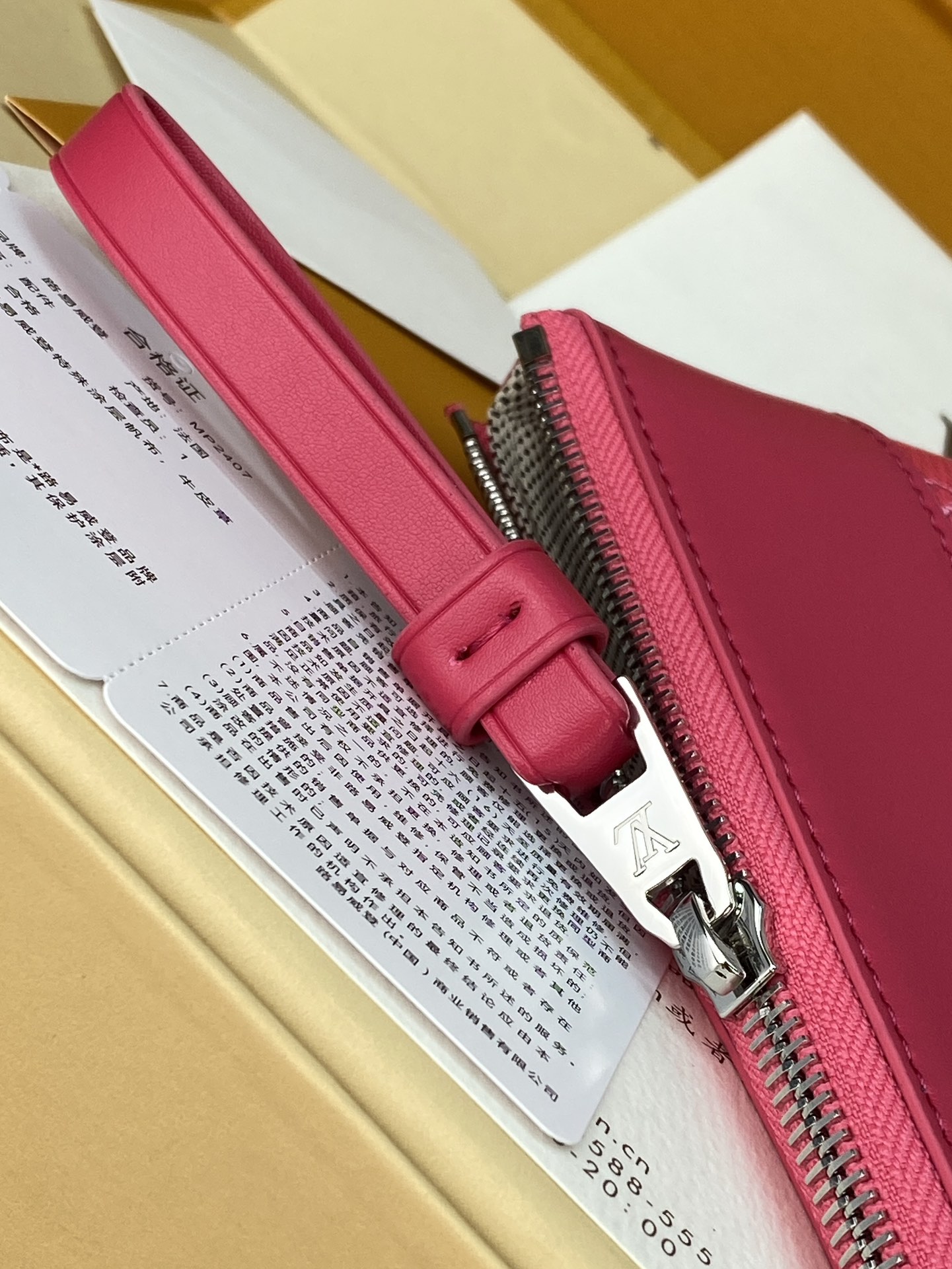 升级版本⚠️M12665 枚红色！POCHETTE VOYAGE SOUPLE 手拿包 Pochette