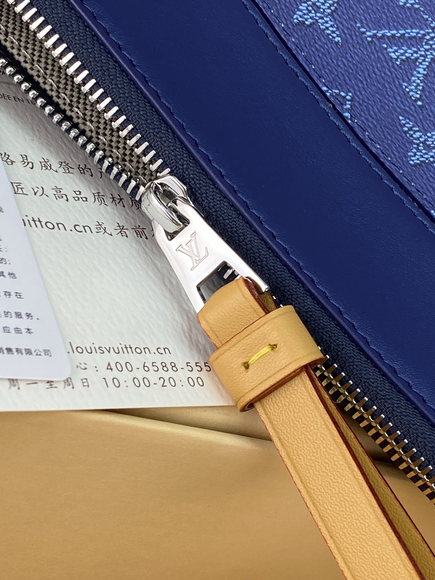 升级版本⚠️M12665 蓝色！POCHETTE VOYAGE SOUPLE 手拿包 Pochette 